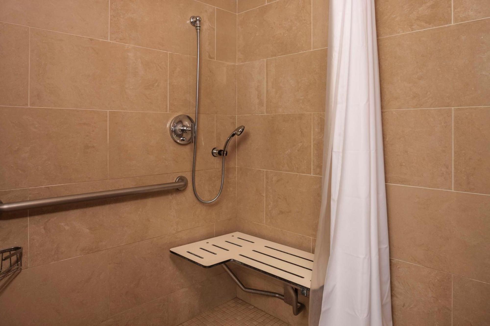 Habitación con cama extragrande y bañera - adaptada para personas de movilidad reducida