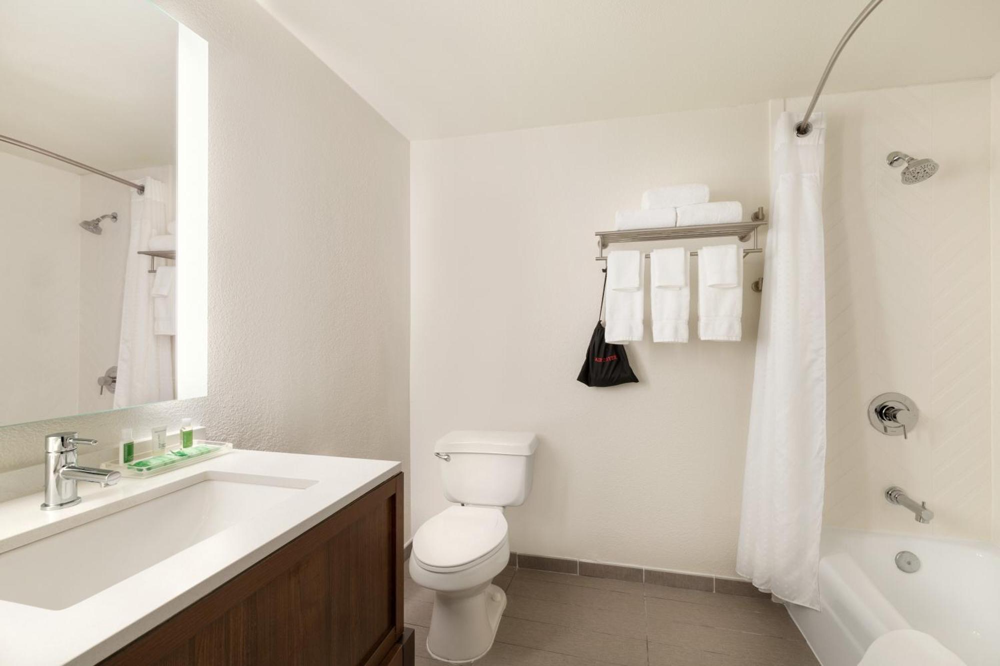 King Room - Mobility Access Tub - Non-Smoking