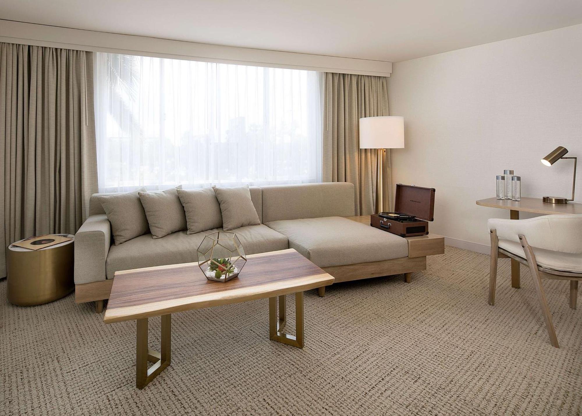 Junior King Suite Seating Area,1425518446:JPEG