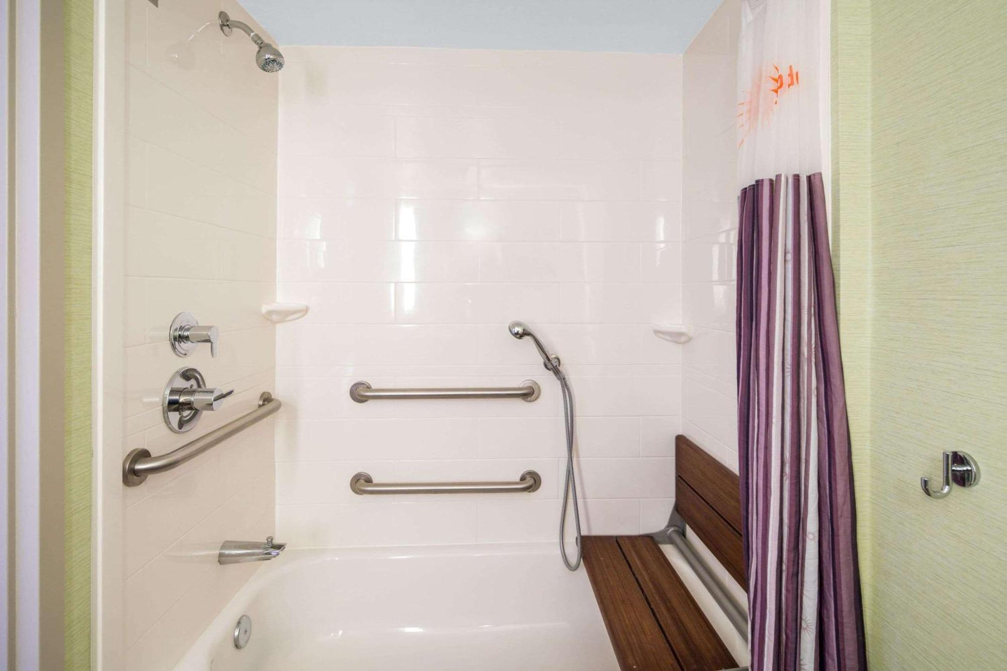 Queen Room Two Queen Beds Bath Tub Mobility Access or Non-Smoking,1275924937:JPEG