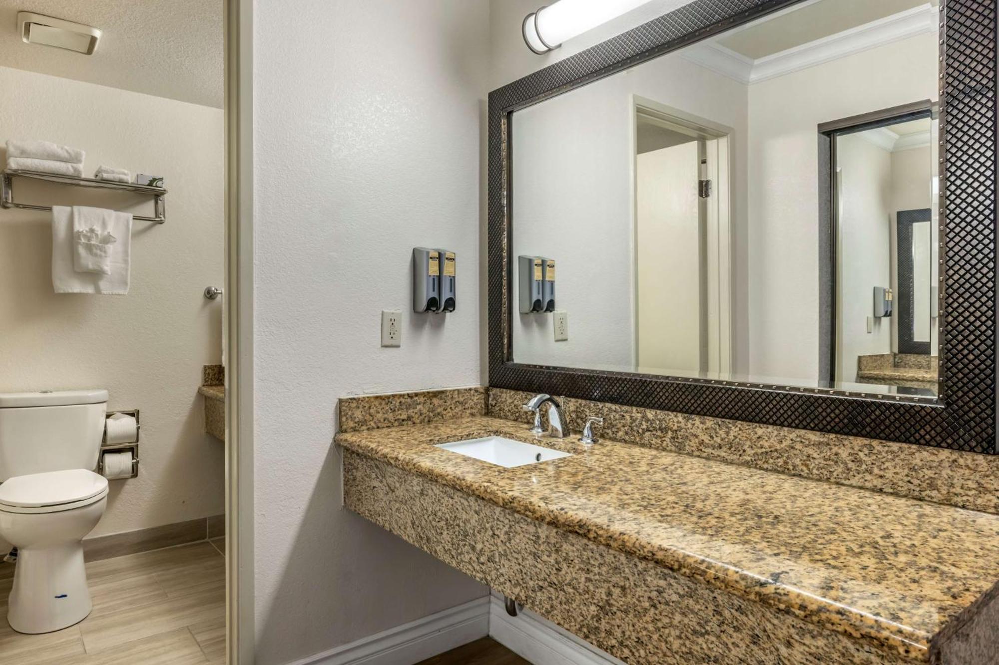 Zimmer mit Kingsize-Bett und Badewanne - Barrierefrei / Nichtraucherzimmer