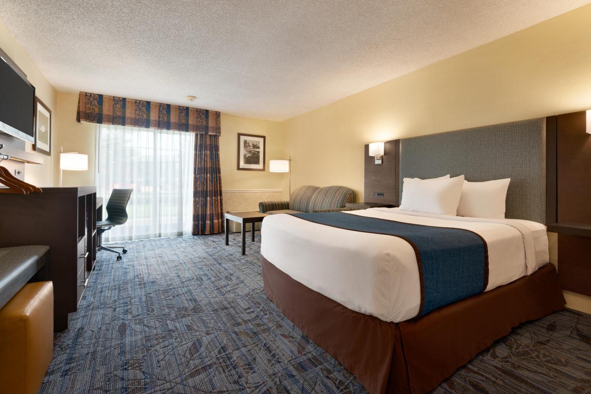 Deluxe Queen Room Mobility Access or Non-Smoking