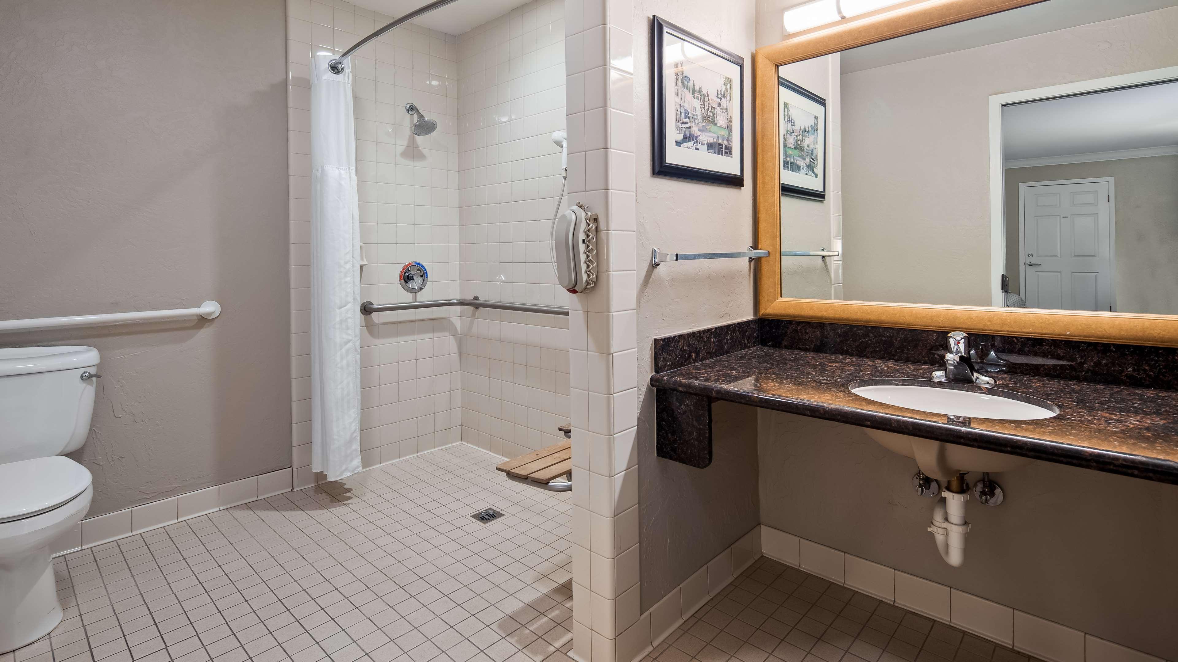 Doppelzimmer mit 2 Doppelbetten und barrierefreier Dusche - rollstuhlgerecht
