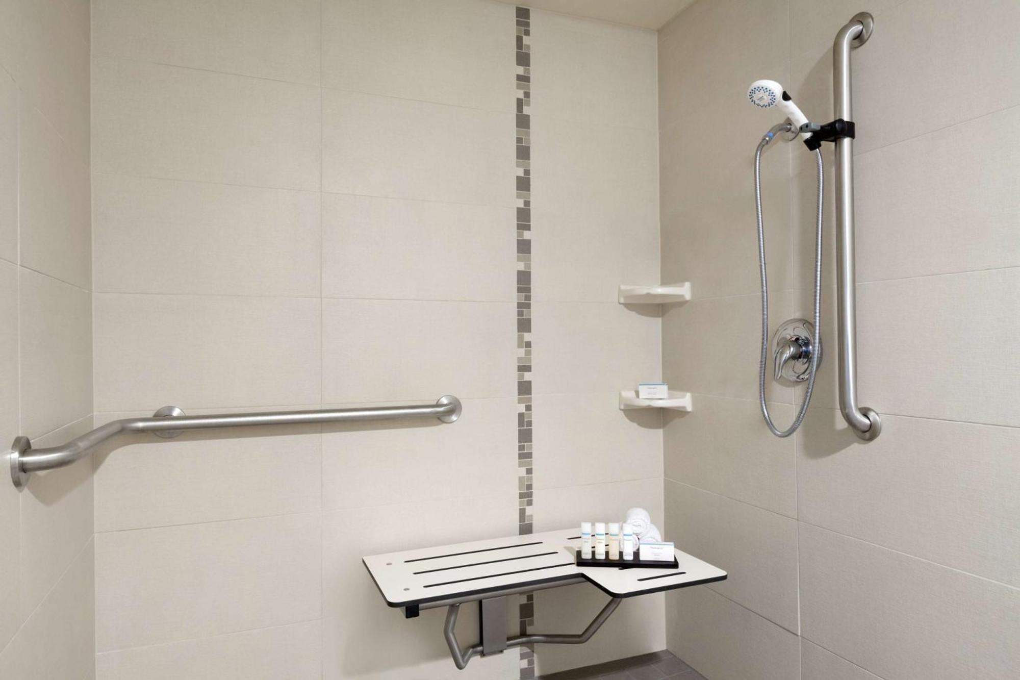 Suite de 1 dormitorio con ducha a ras de suelo adaptada para personas de movilidad reducida