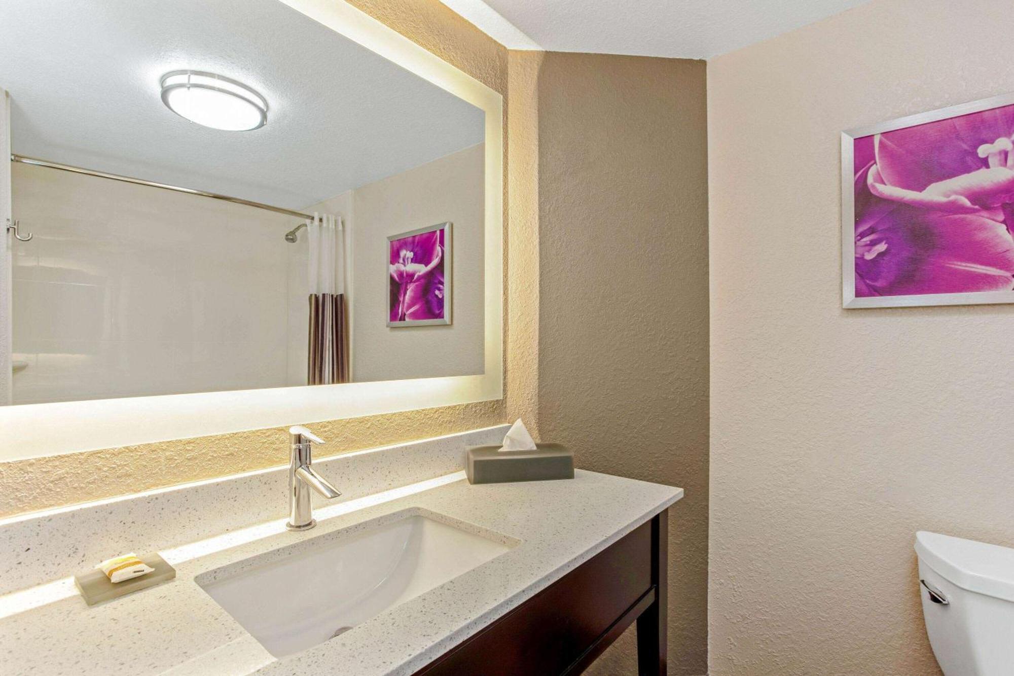 King Room Bath Tub Mobility Accessible or Non-Smoking,1276620289:JPEG
