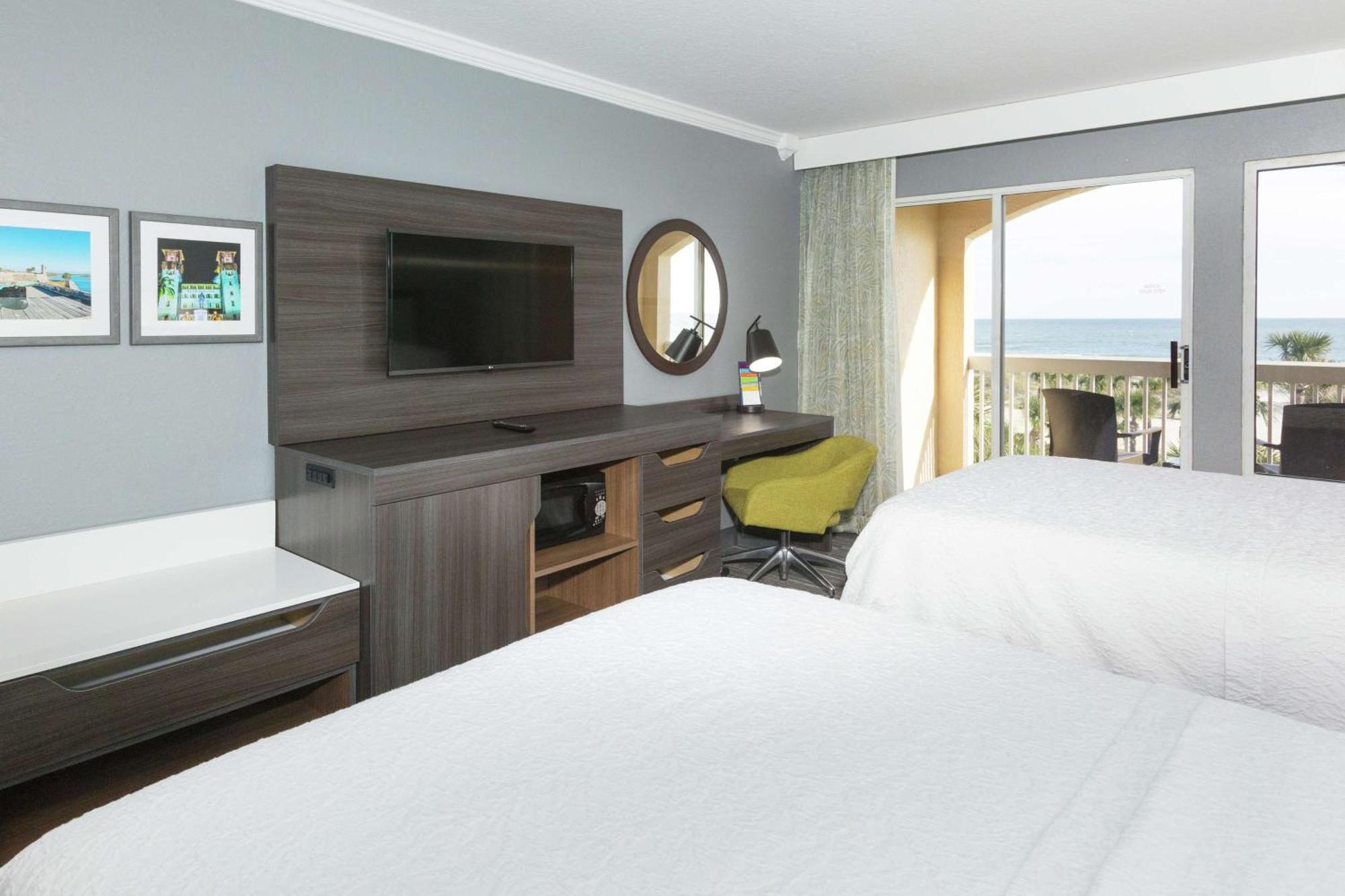Suite con cama grande y vistas a la piscina