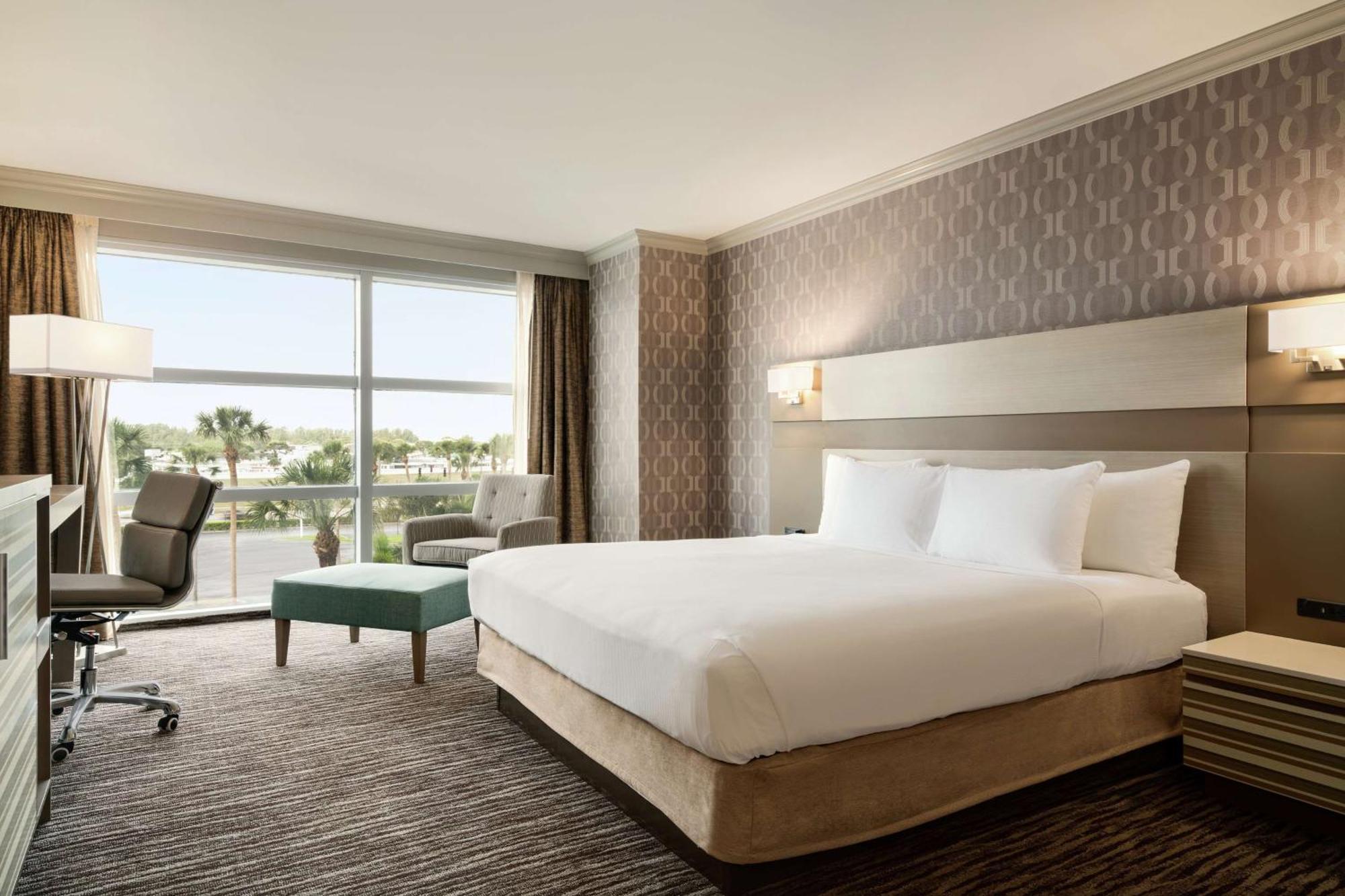 Zimmer mit Kingsize-Bett und Badewanne - barrierefrei