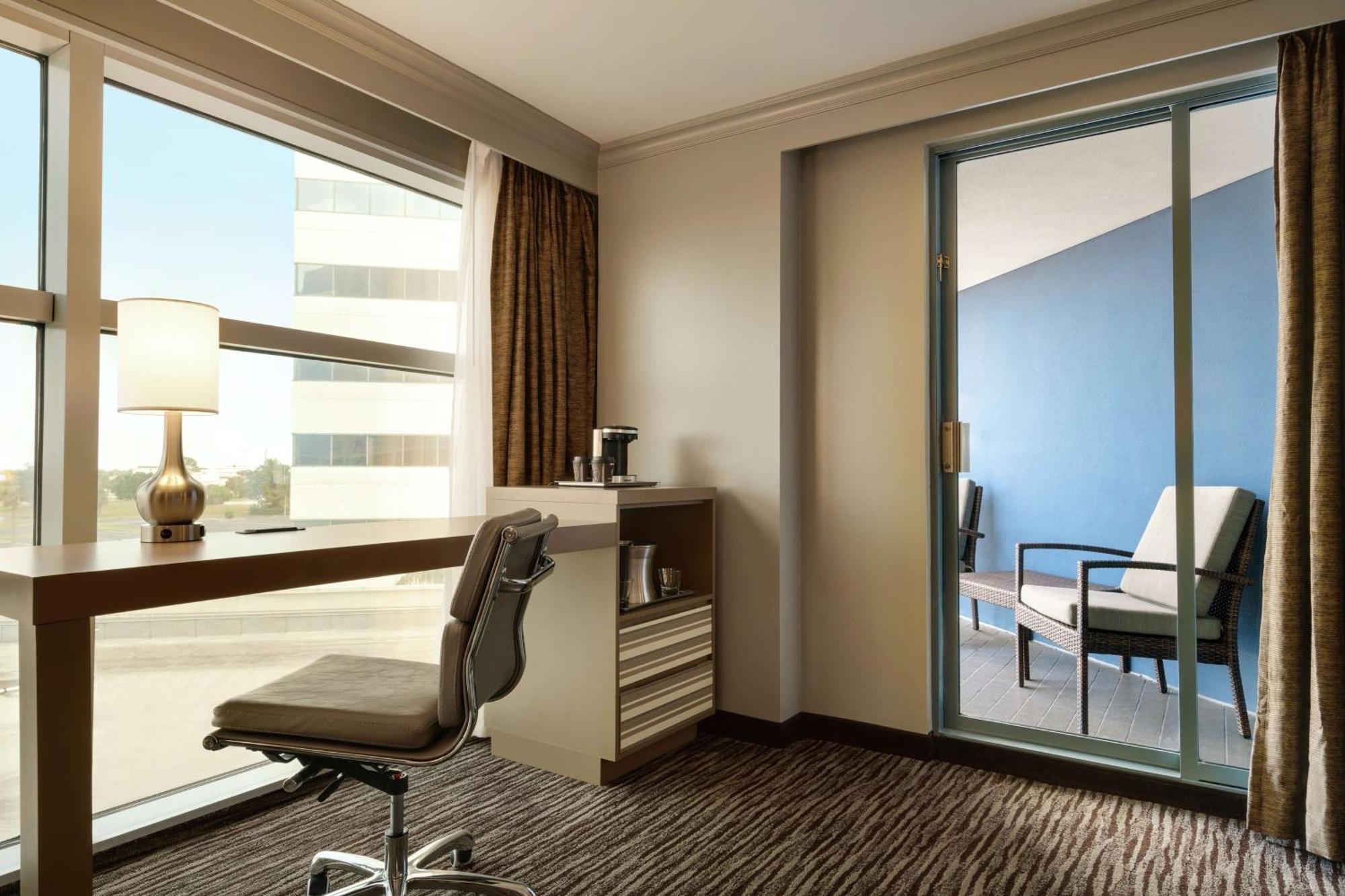 Zimmer mit Kingsize-Bett und Balkon