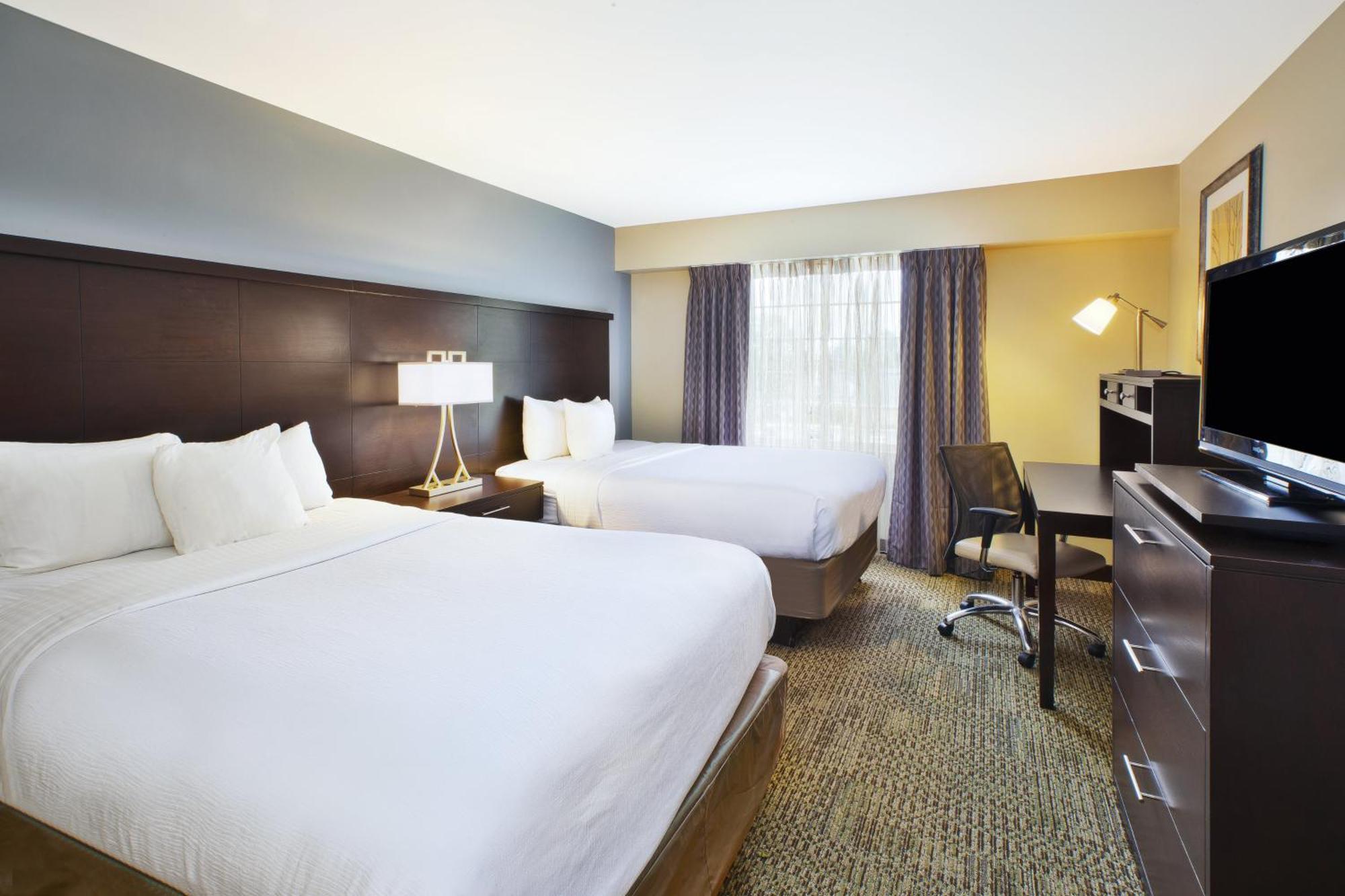 One-Bedroom Suite Communications or Mobility Accessible Tub,1276812046:JPEG