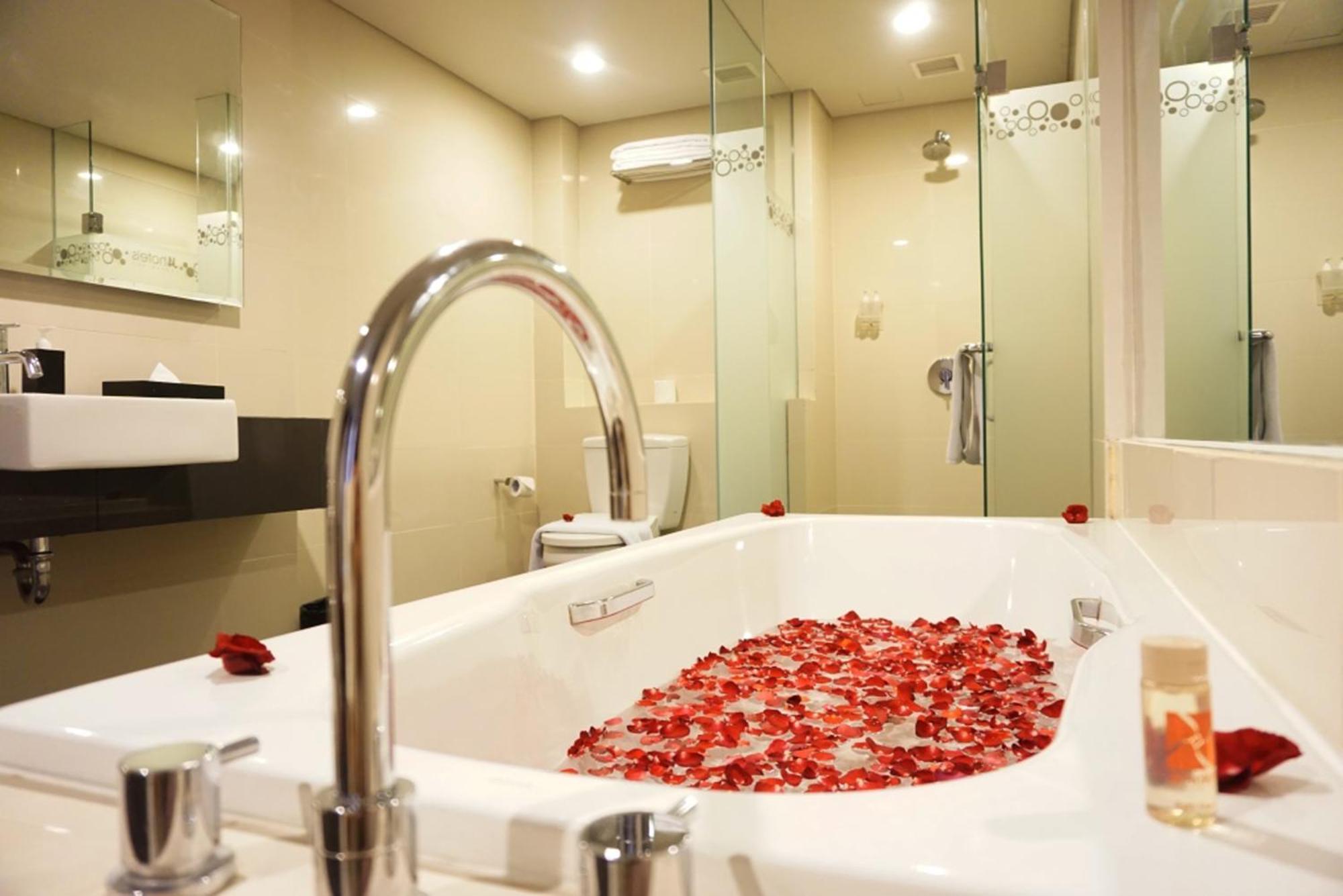 Premier Deluxe Veranda with Bathtub and Free Daily Mini Bar
