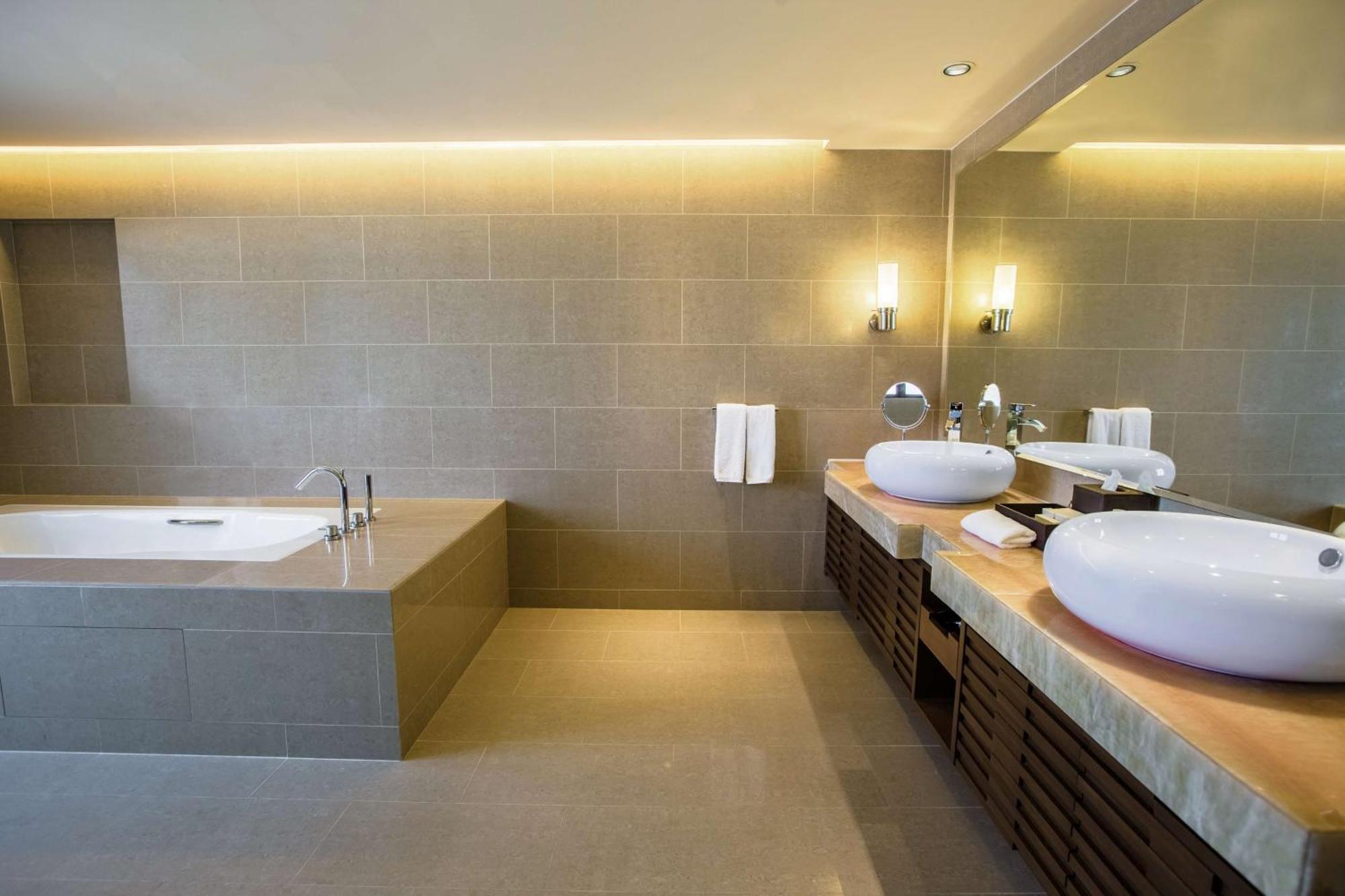 Regency Executive King Suite with Sea View and Club Access