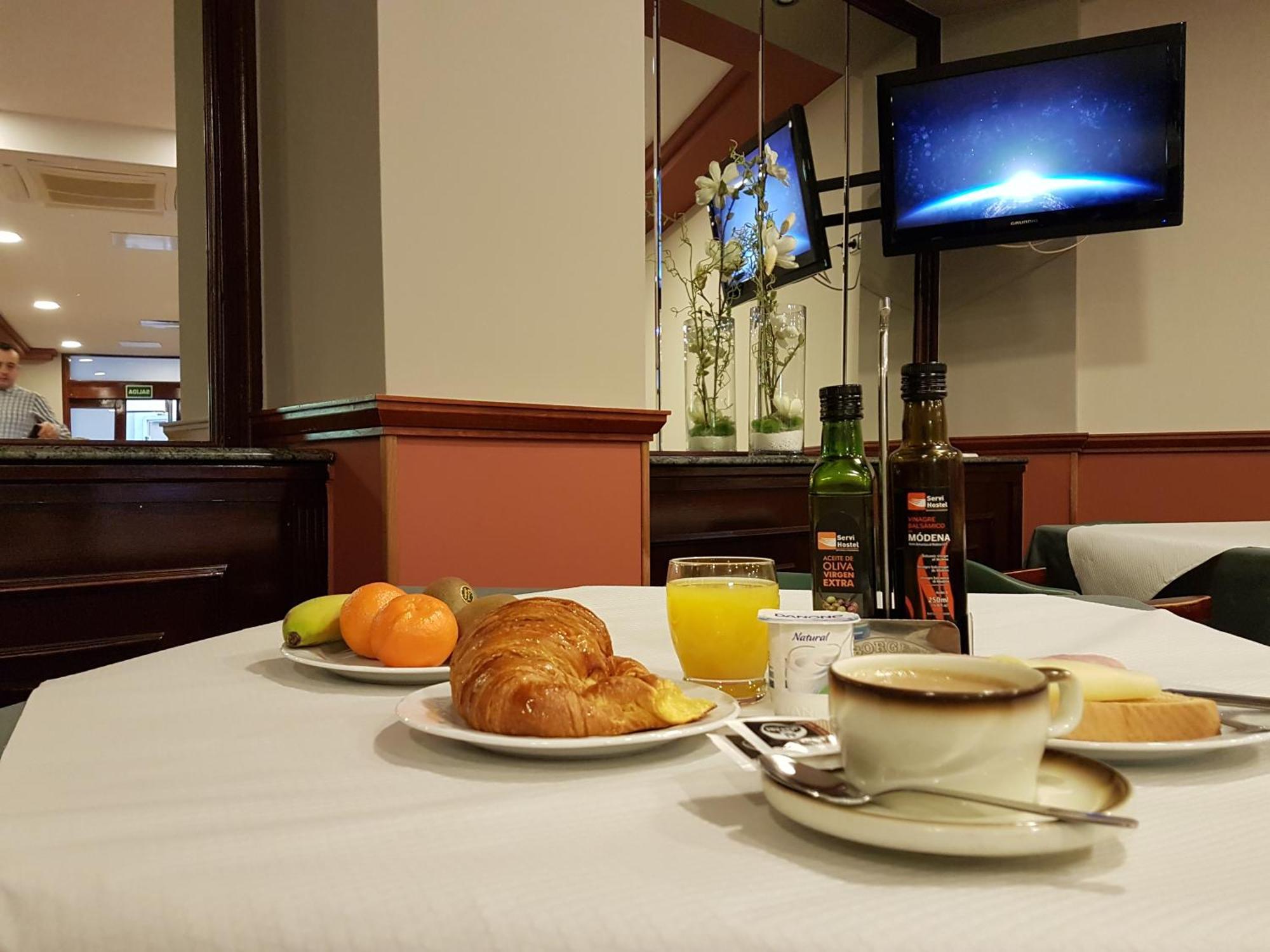 Zimmer mit Kingsize-Bett