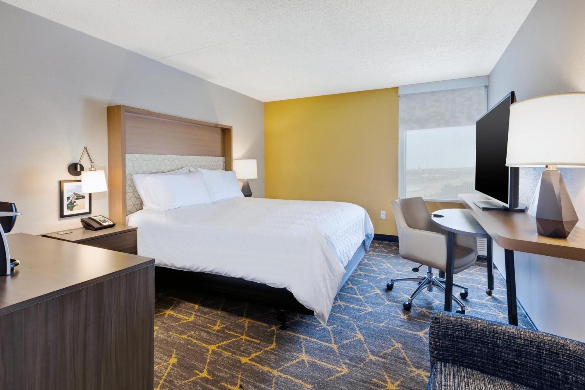 Studio Queen Room with Hearing Accessible Tub - Non-Smoking
