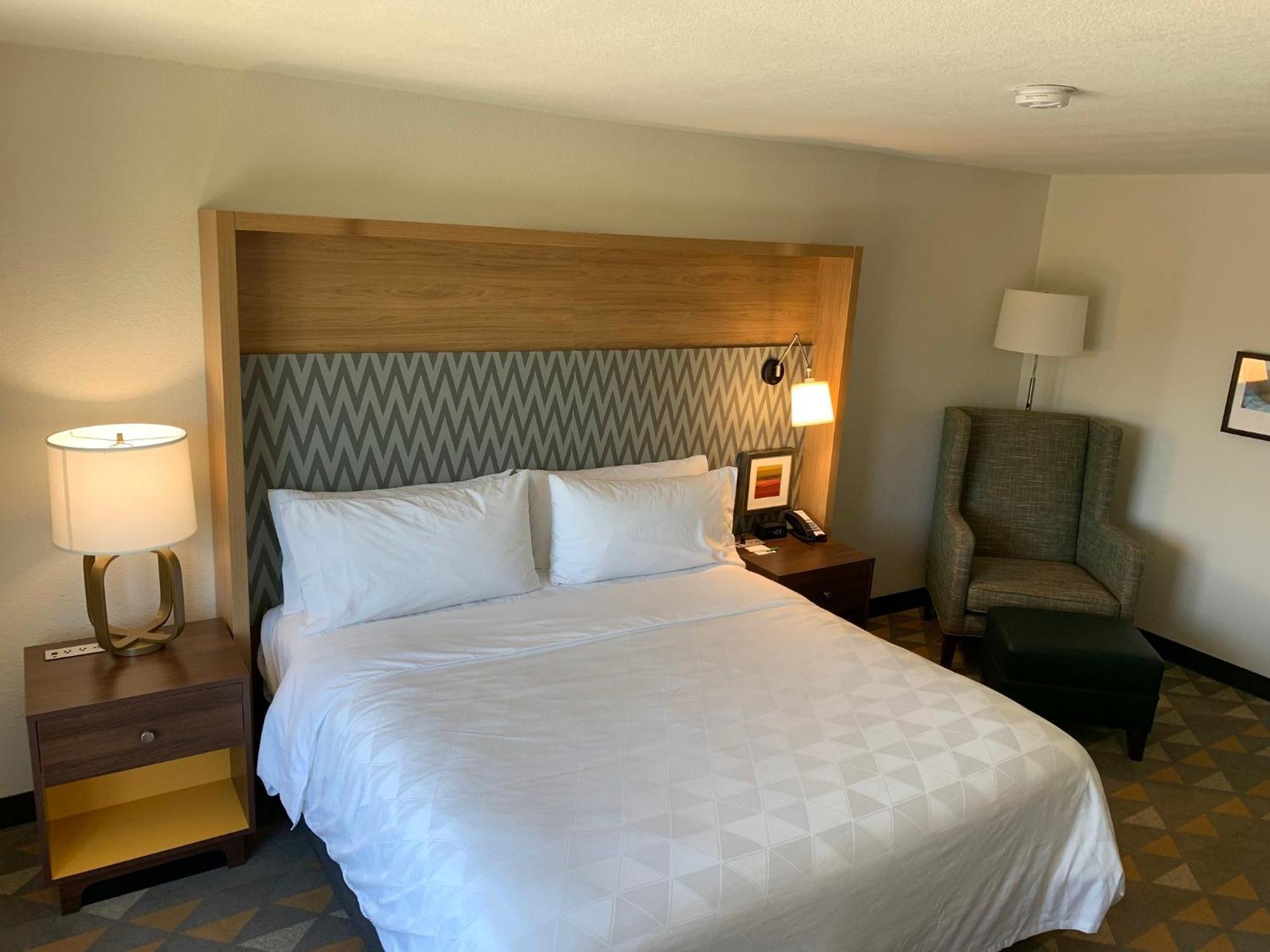 King Room Hearing Accessible Roll Shower Non-Smoking
