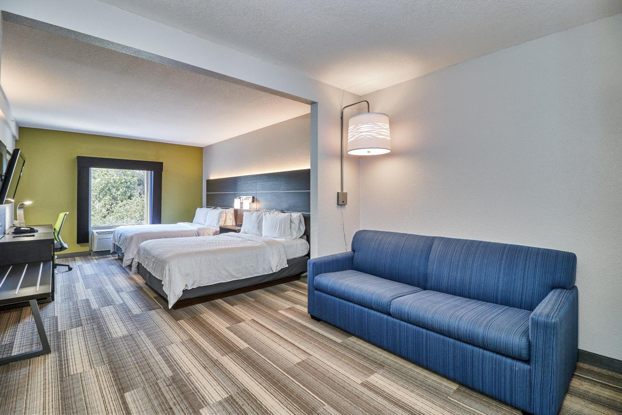 Habitación Doble Estándar con cama doble grande y sofá cama.
