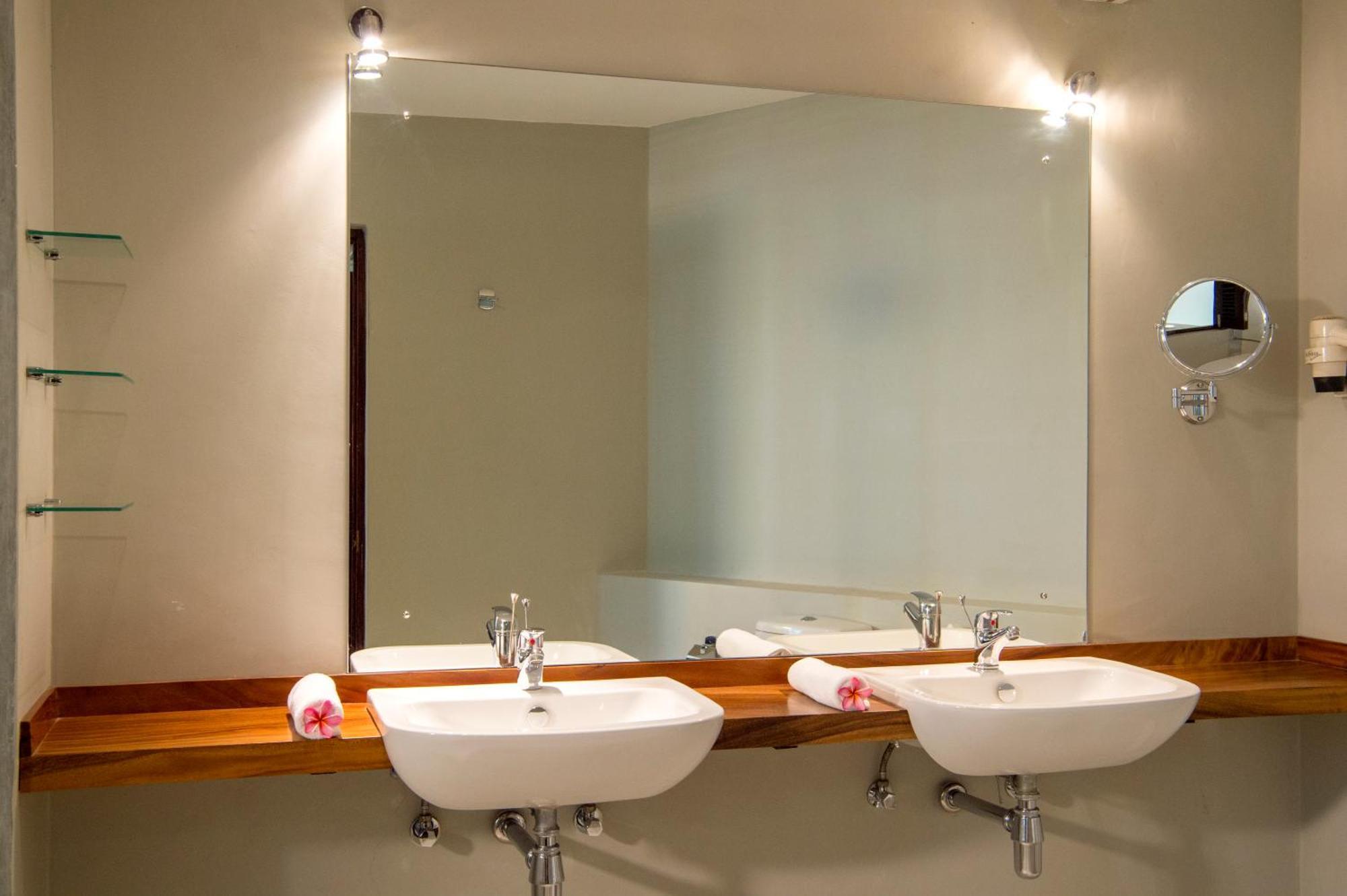 Sea View Room Enjoy on Food & Beverage at the Main Bar Main Restaurant & at Sahana Spa