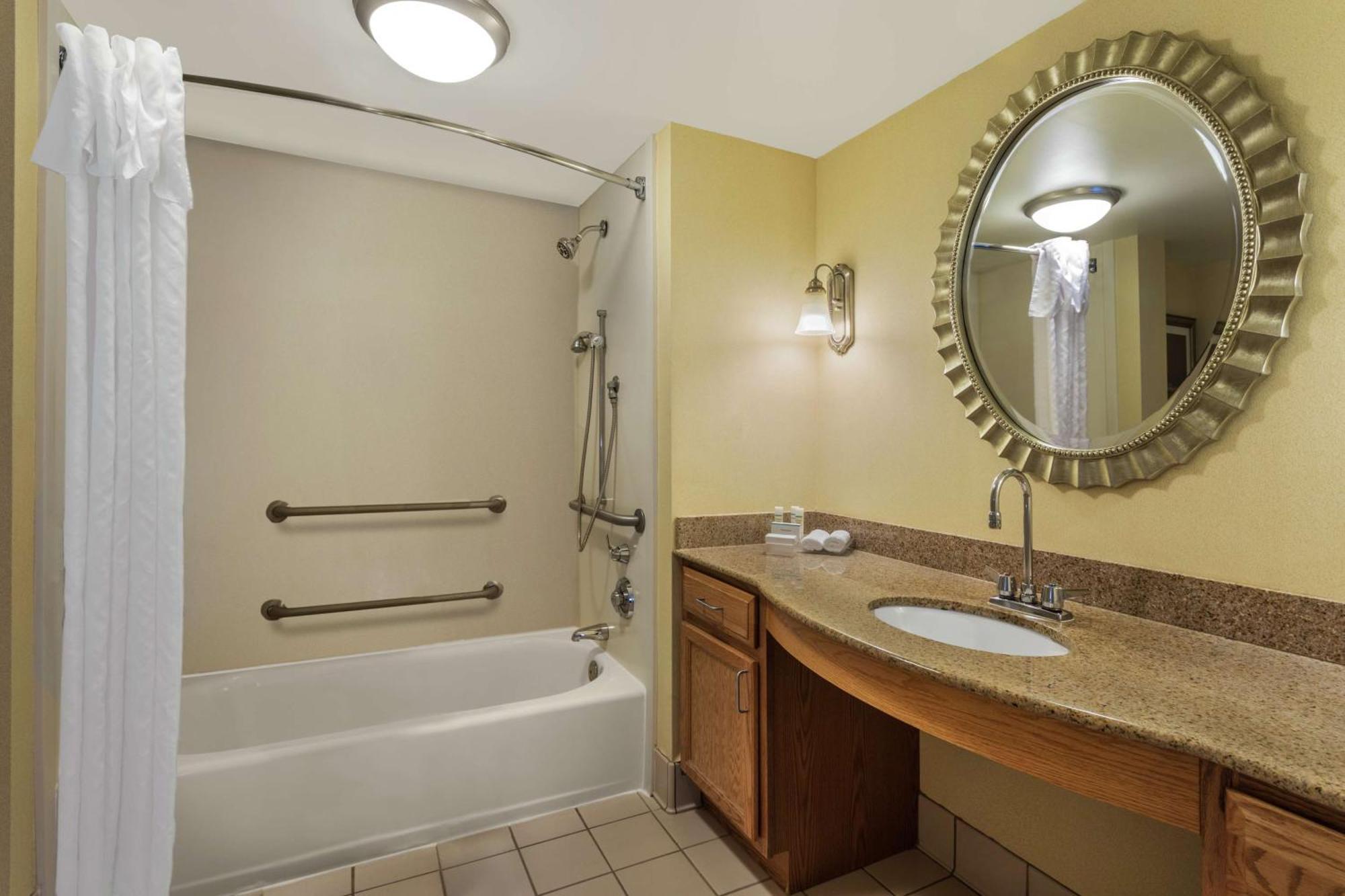 King Suite with Accessible Tub - Mobility and Hearing Access/Non-Smoking