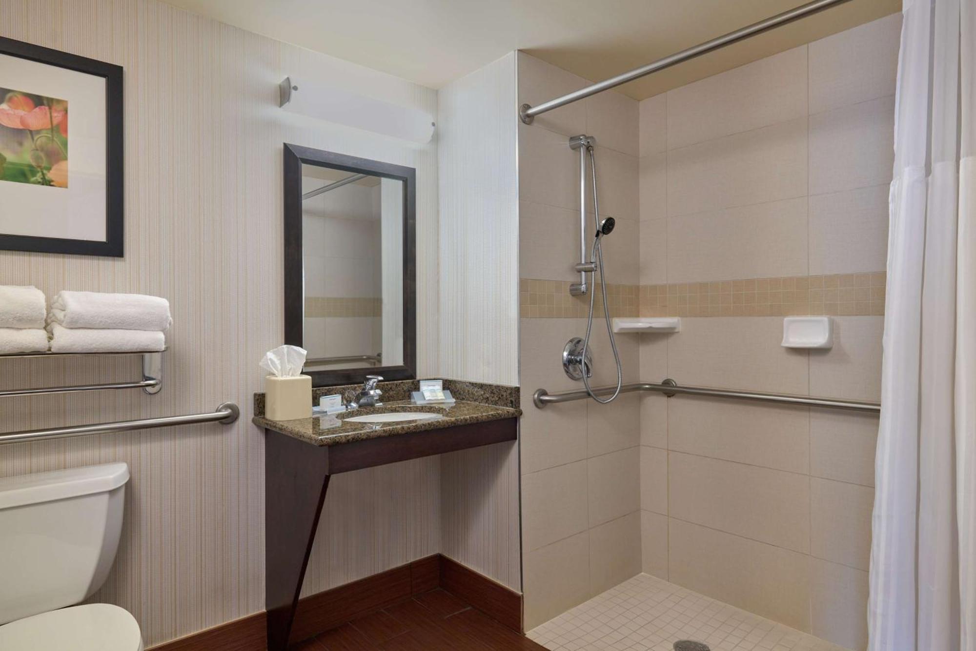 Habitación con cama extragrande y ducha a ras de suelo - Adaptada para personas de movilidad reducida y con discapacidad auditiva