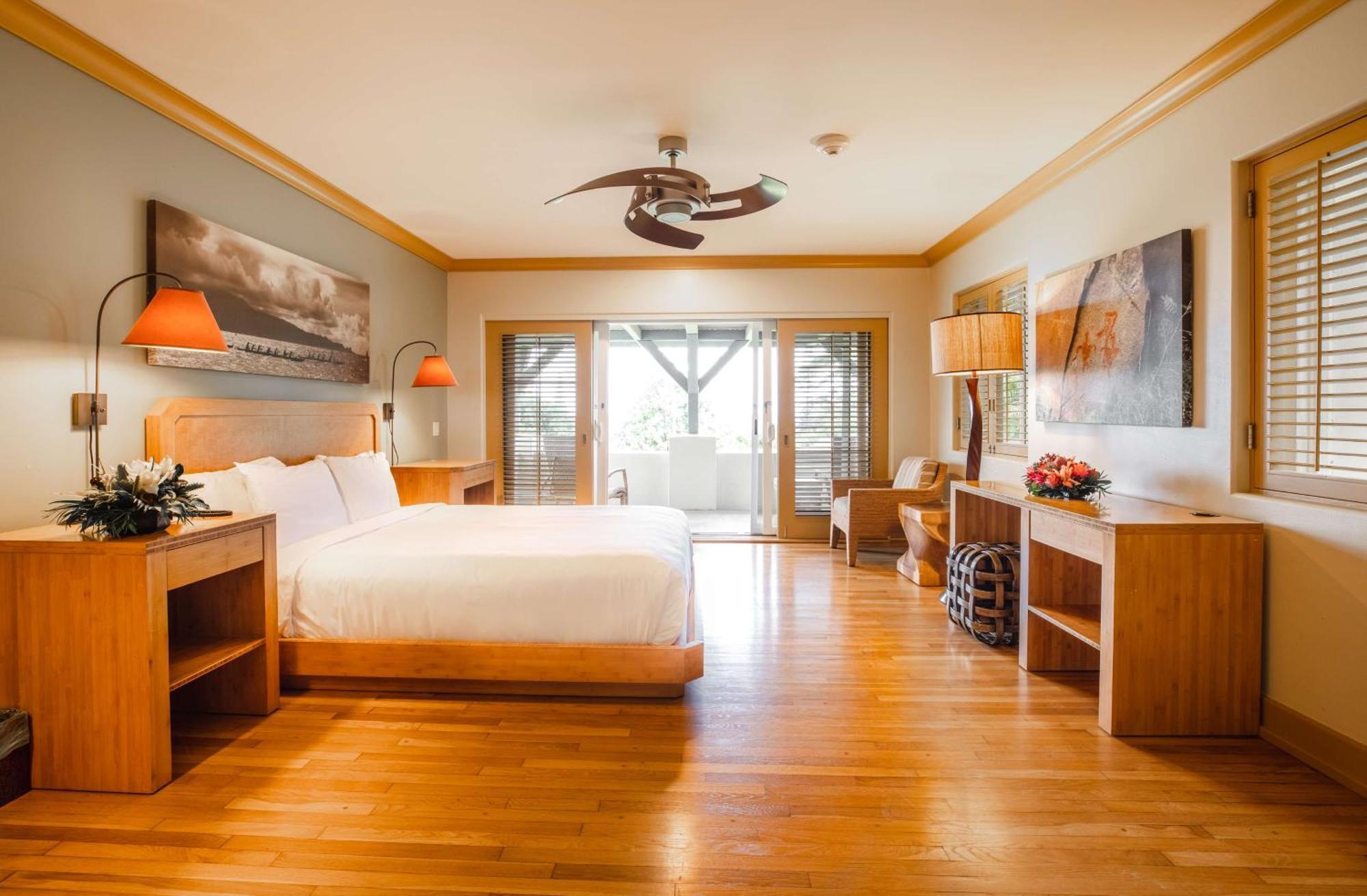 Estudio con cama extragrande y vistas parciales al mar