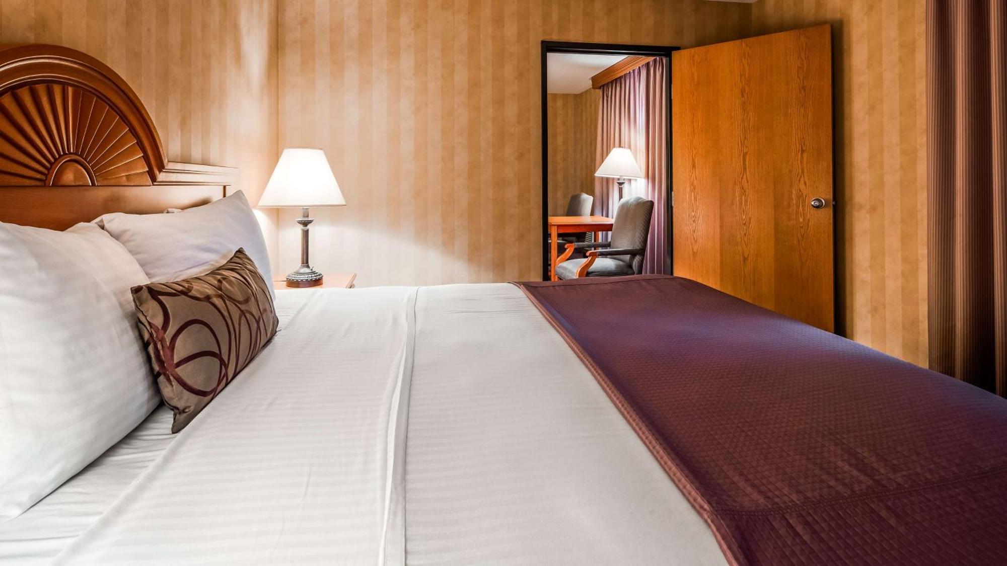 Deluxe King Suite with Two King Beds - Non-Smoking