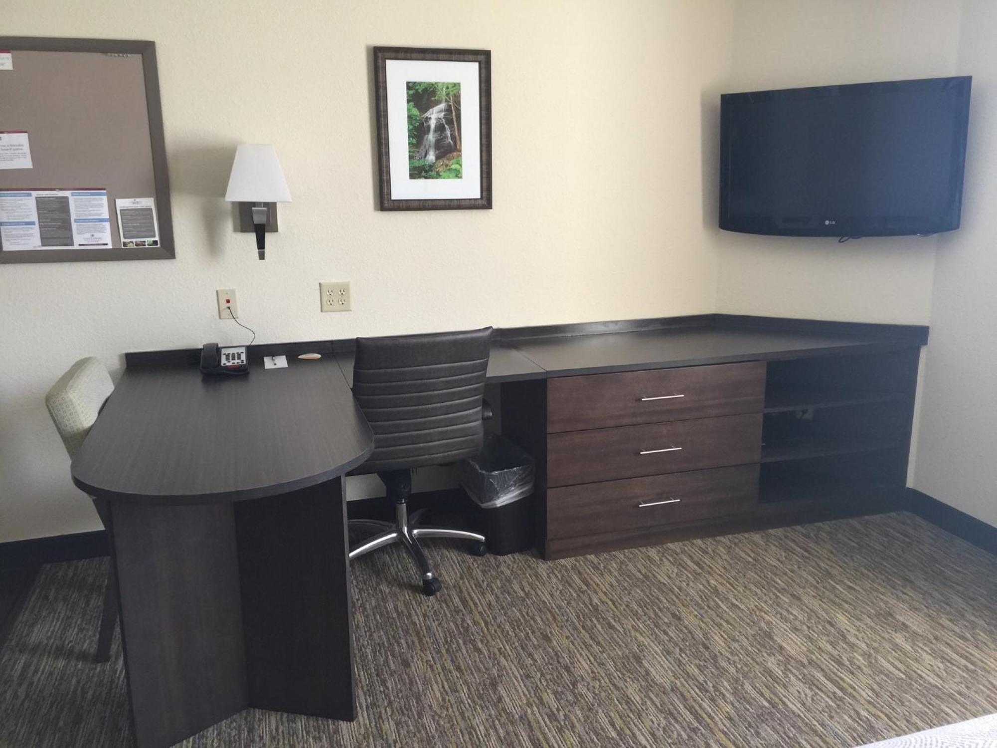 Queen Studio Suite Mobility Access Tub or Non-Smoking
