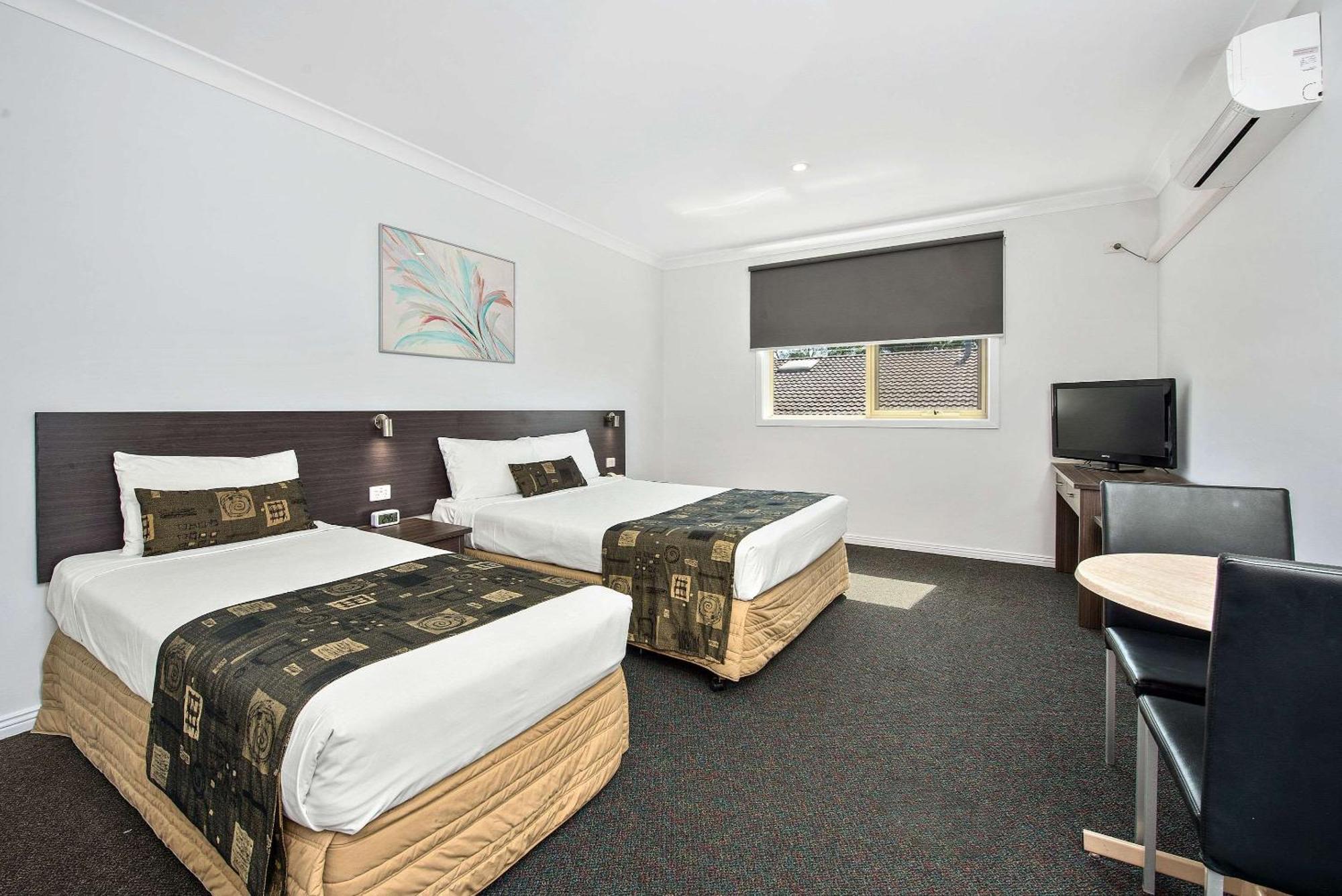 Standard Triple Queen Room