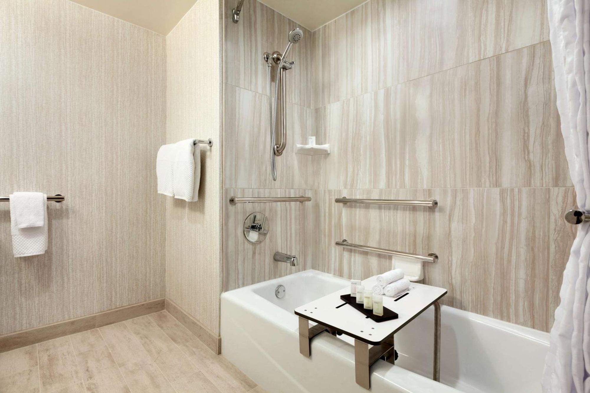 Suite con 2 dependencias, cama extragrande y bañera - Adaptada para personas con movilidad reducida