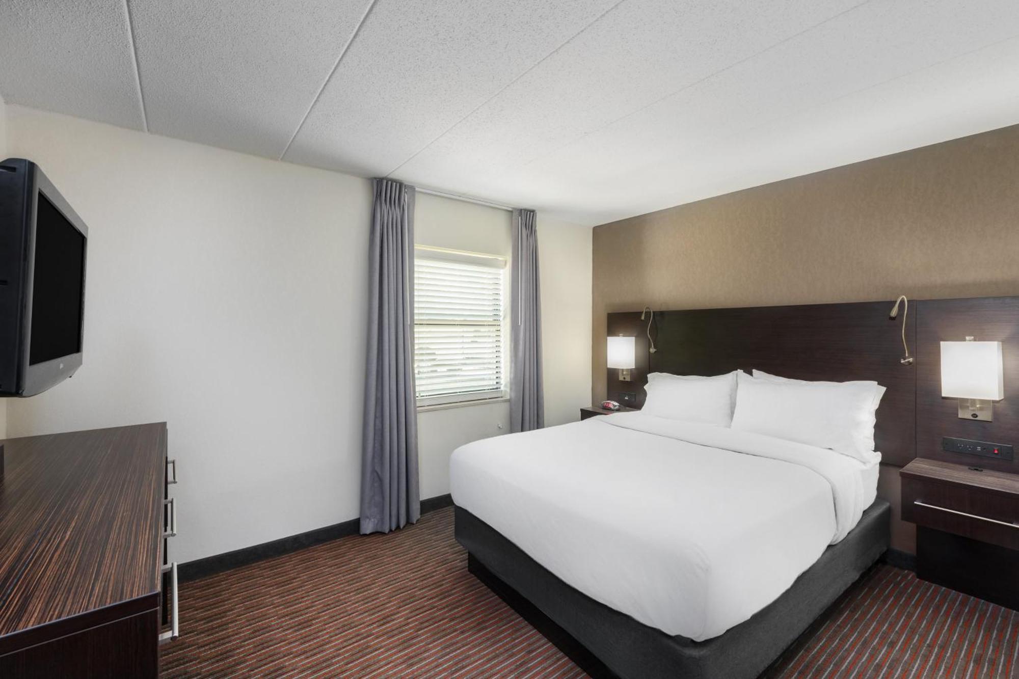 Family Room with One Queen Bed and Two Full Beds - Non-Smoking