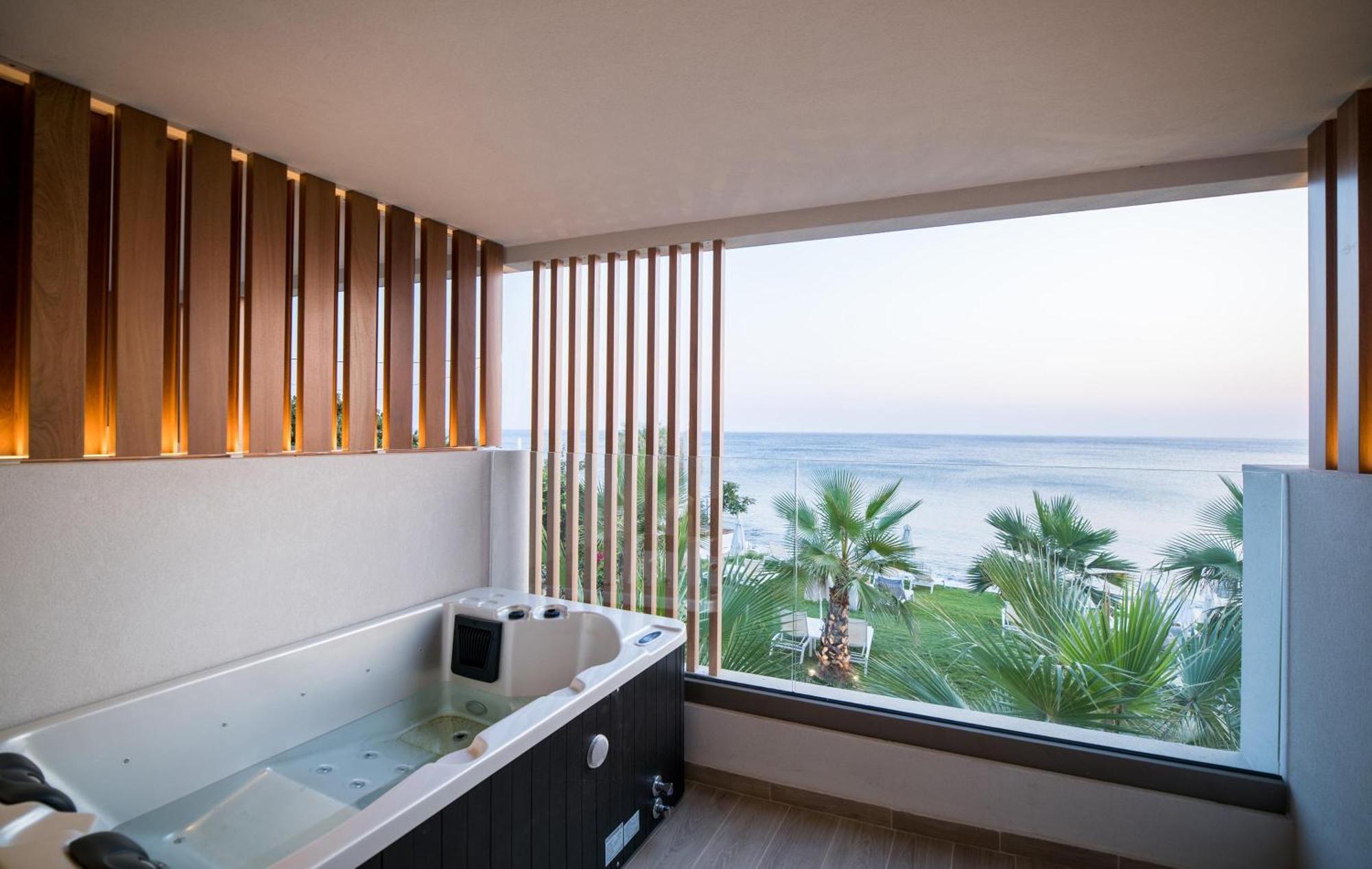 Dazzling Blue Sea View Outdoor Hot Tub,1284104548:JPEG