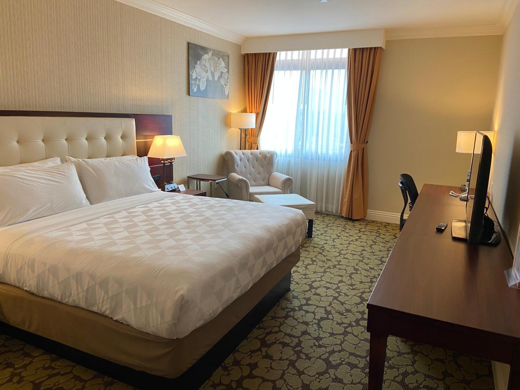 King Room - Mobility Access/Roll in Shower - Non-Smoking