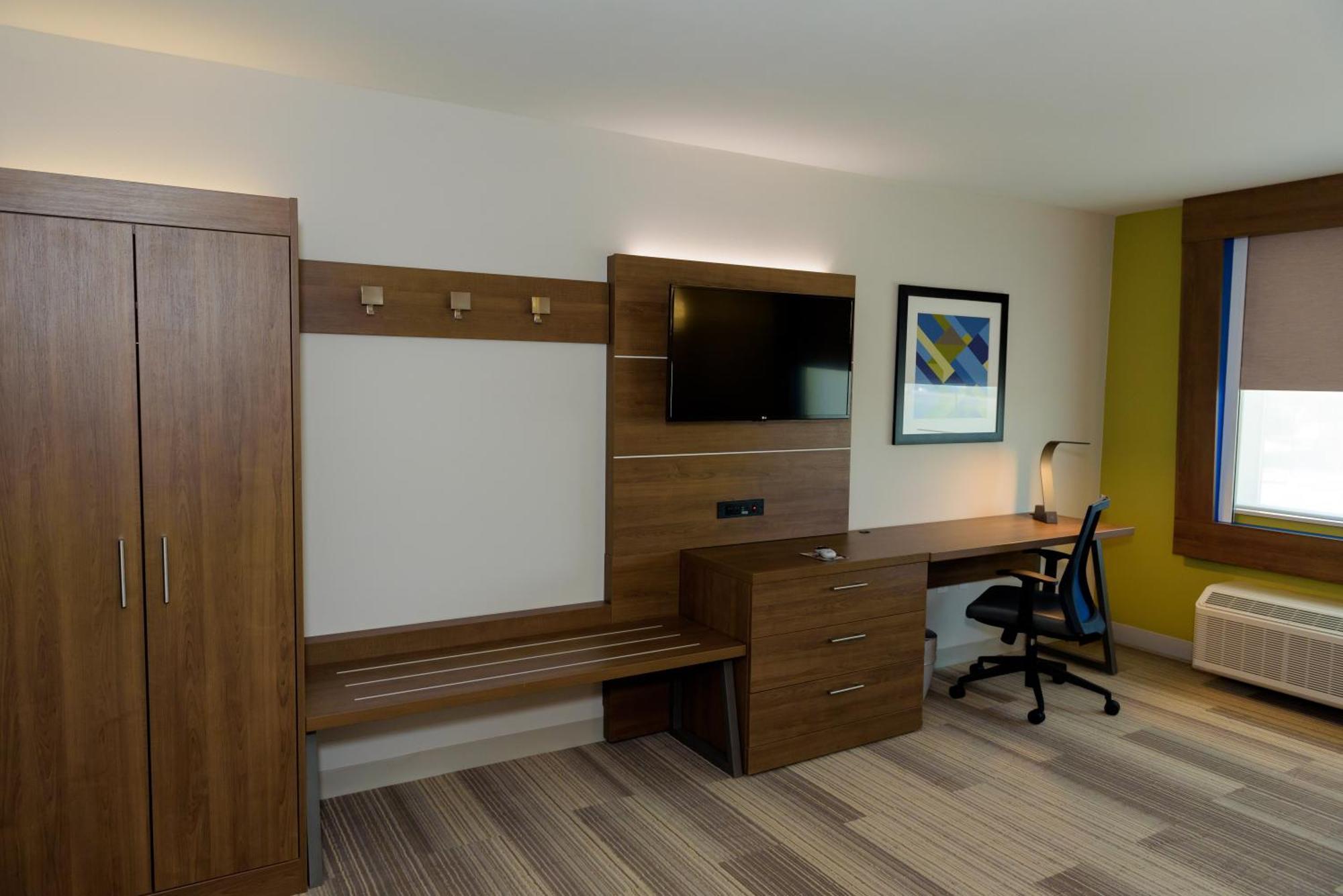 Twin Room with Mobility Accessible Trans Shower - Non-Smoking