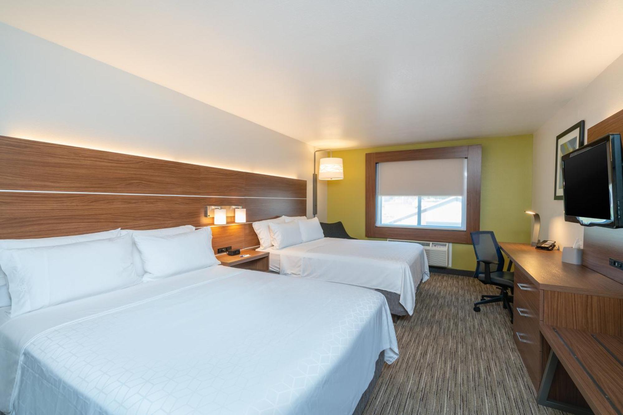 Standard Queen Room with Two Queen Beds and Roll-In Shower - Mobility Access