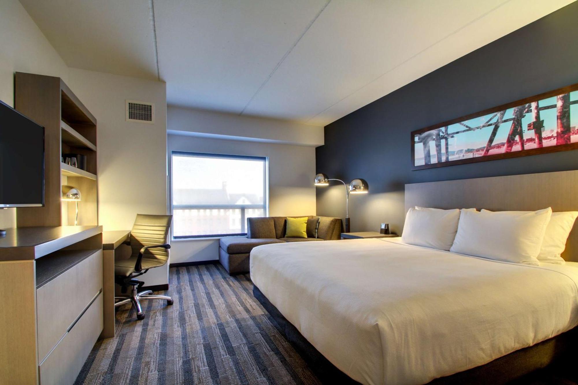 Zimmer mit Kingsize-Bett und Stadtblick