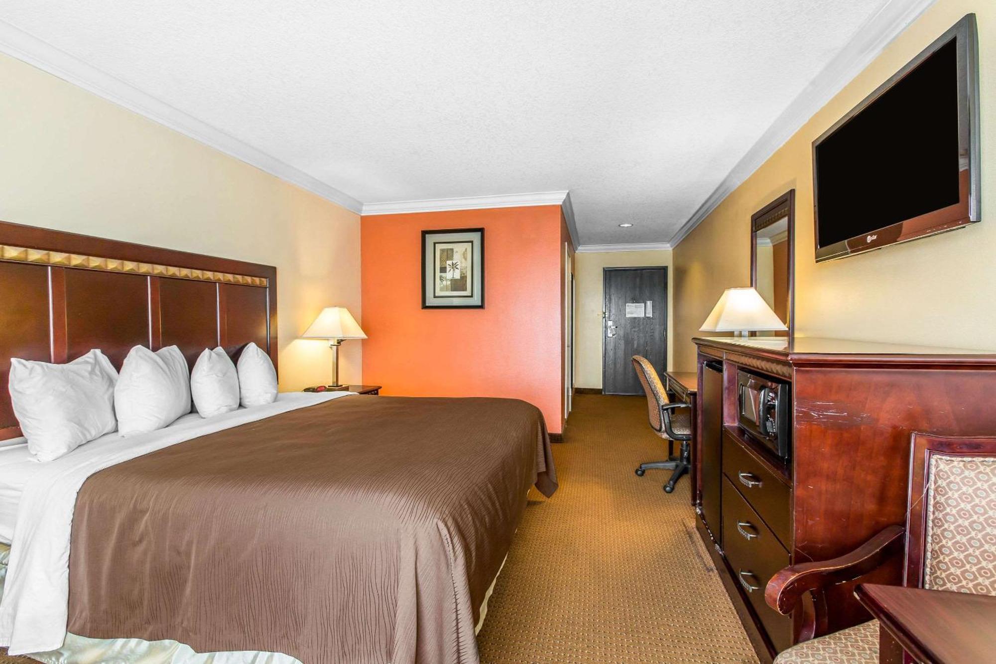 Accessible Room, 1 King Bed, Roll-In Shower, Non Smoking