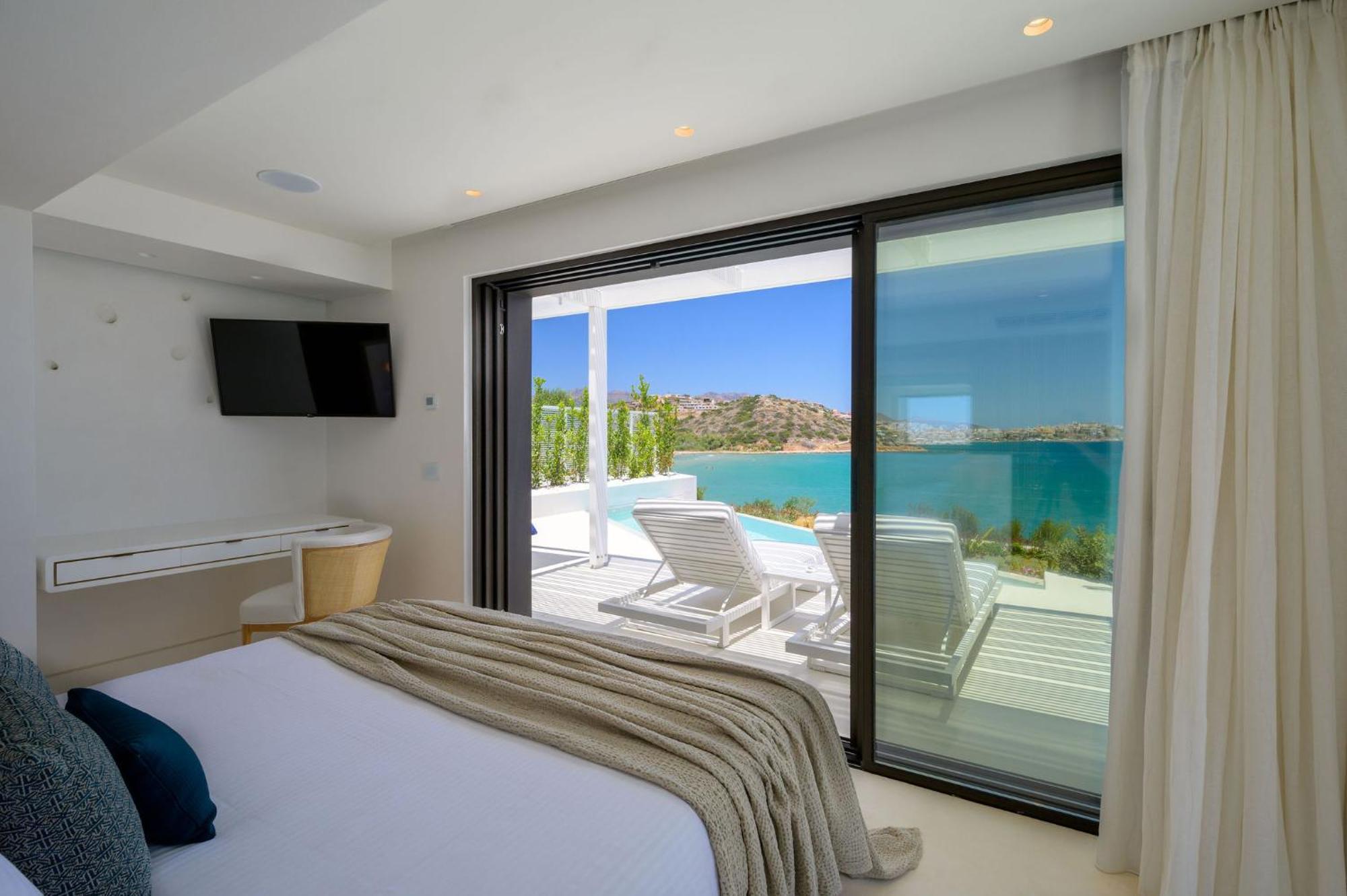 Front Sea View Grand Suite Private Heated Pool