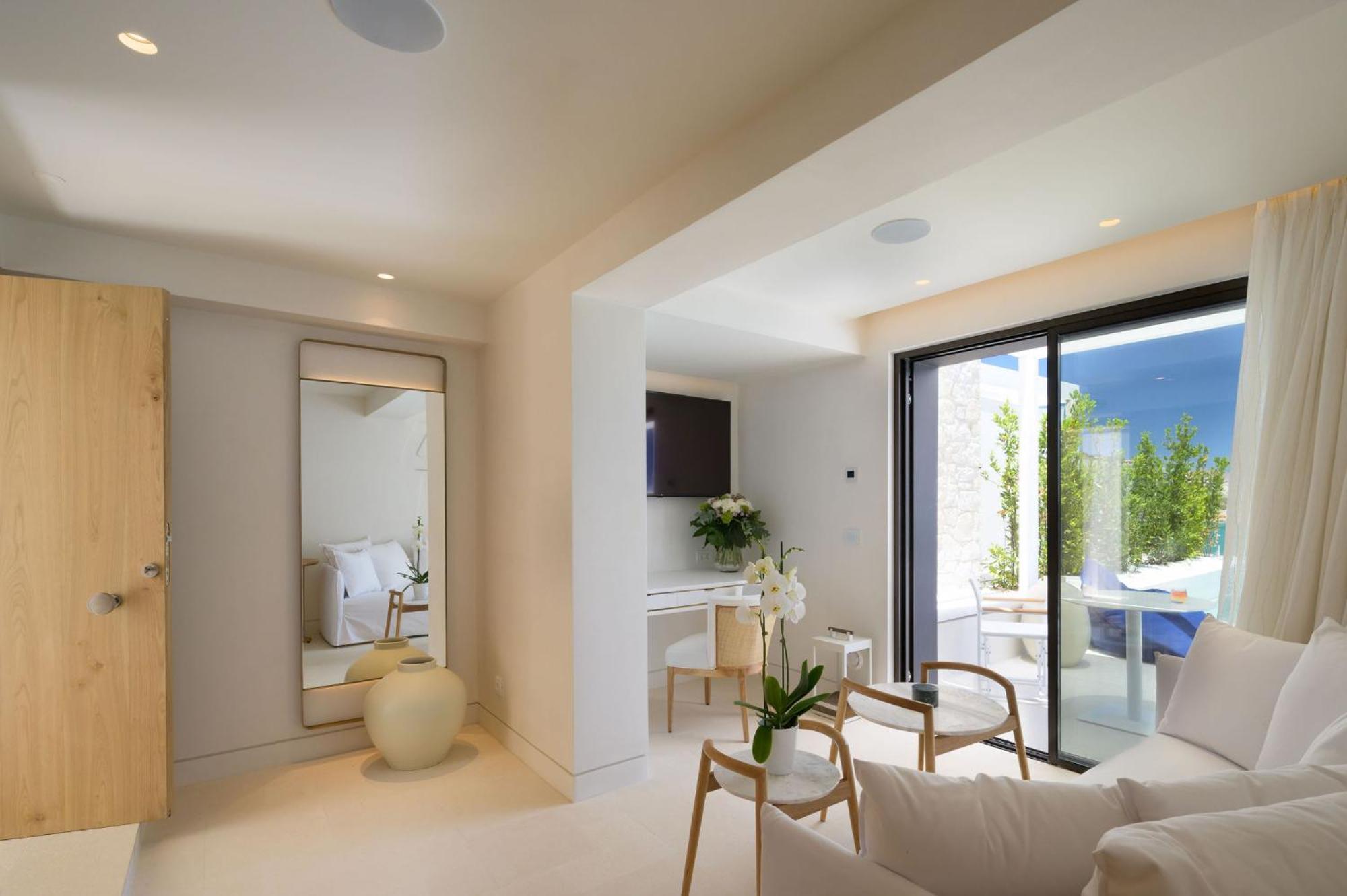 Front Sea View Grand Suite Private Heated Pool