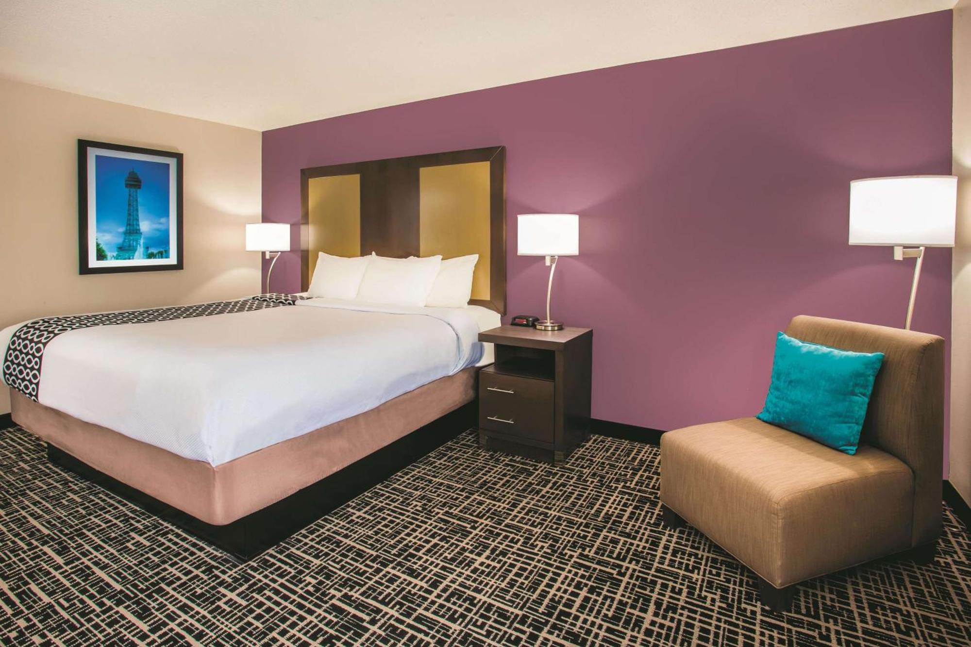 King Room with Roll-in Shower - Mobility Access/Non-Smoking