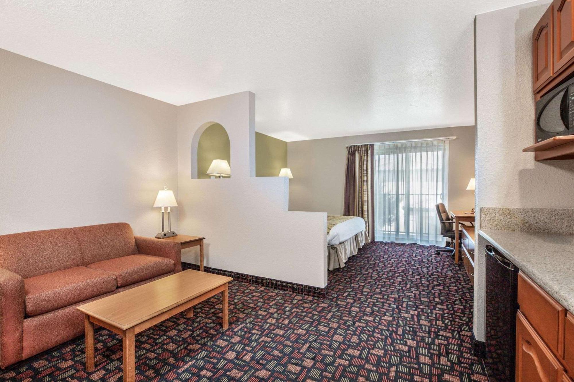 1 King Bed, 1-Bedroom Deluxe Suite, Kitchenette, Non-Smoking