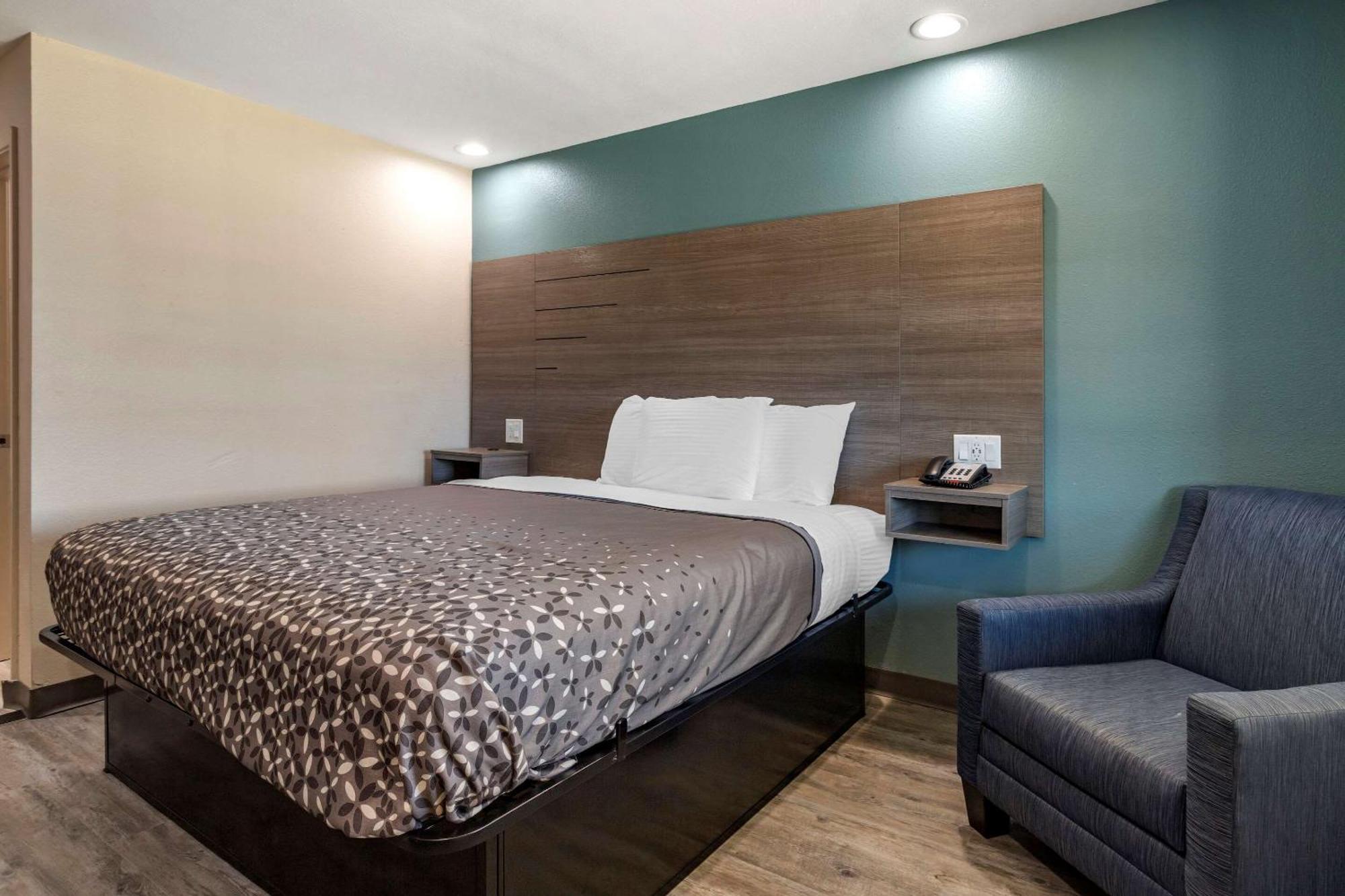 Standard King Room - Non-Smoking