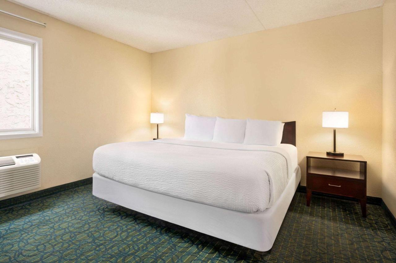 One-Bedroom King Suite with Partial Ocean View - Non-Smoking