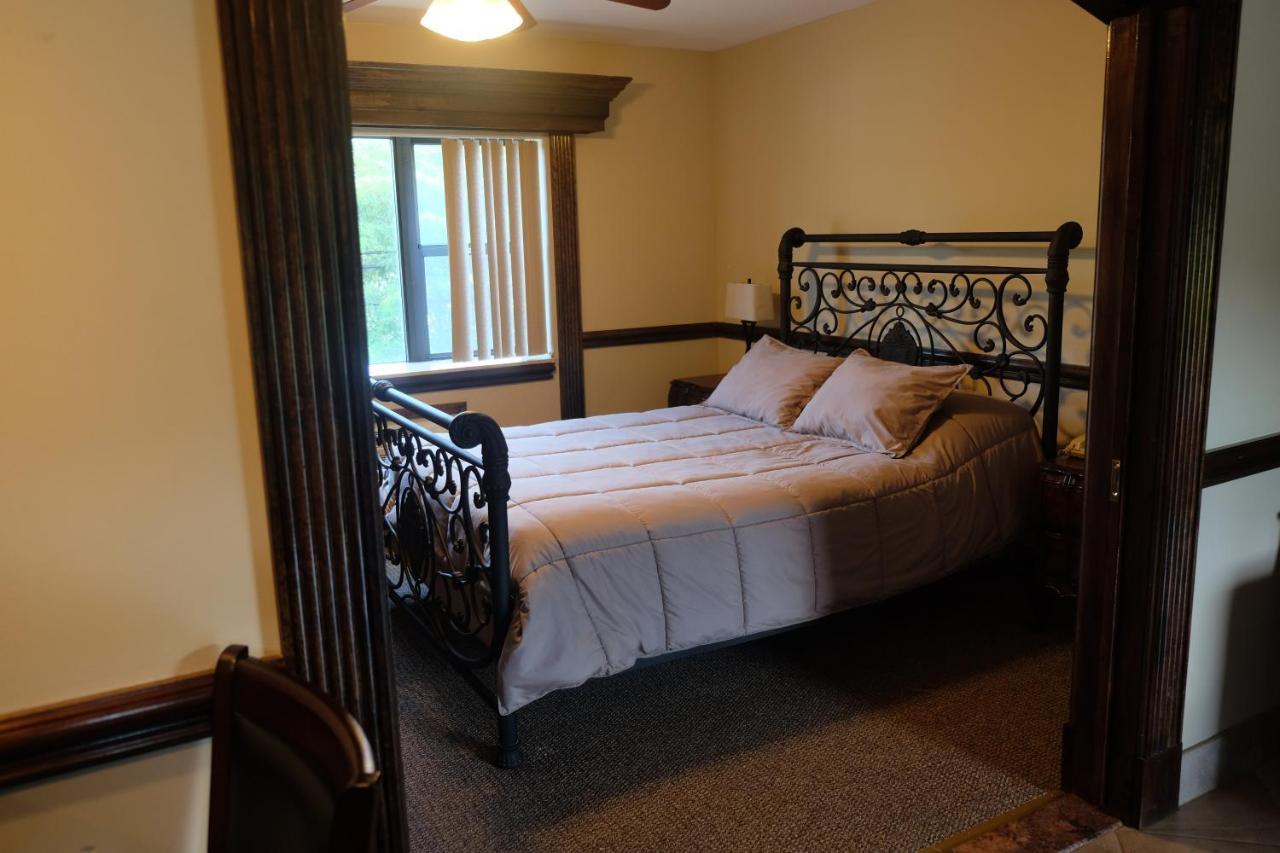 Deluxe Queen Suite