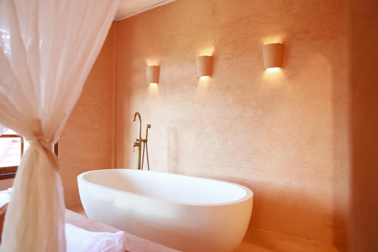 Deluxe Room Bath,1299165175:JPEG