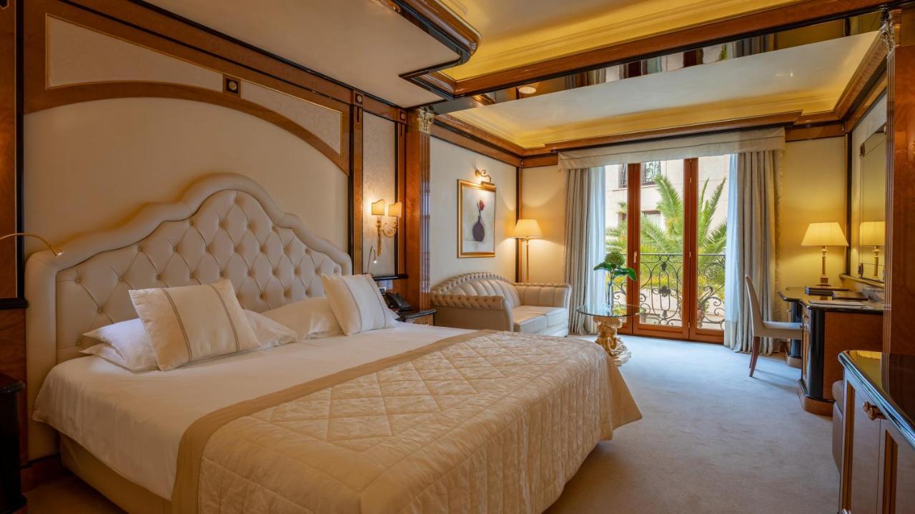Suite with Hot Tub