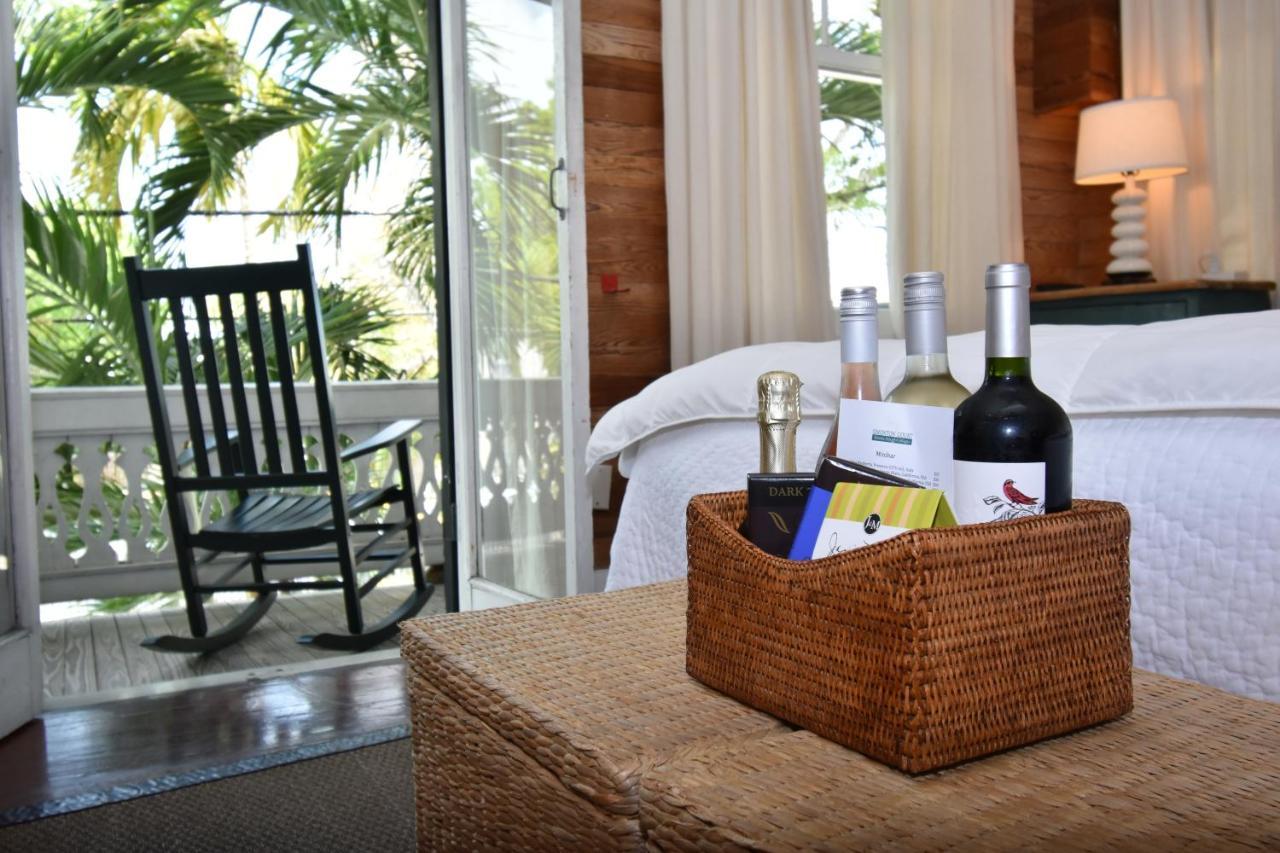 Suite con cama extragrande y vistas a la piscina