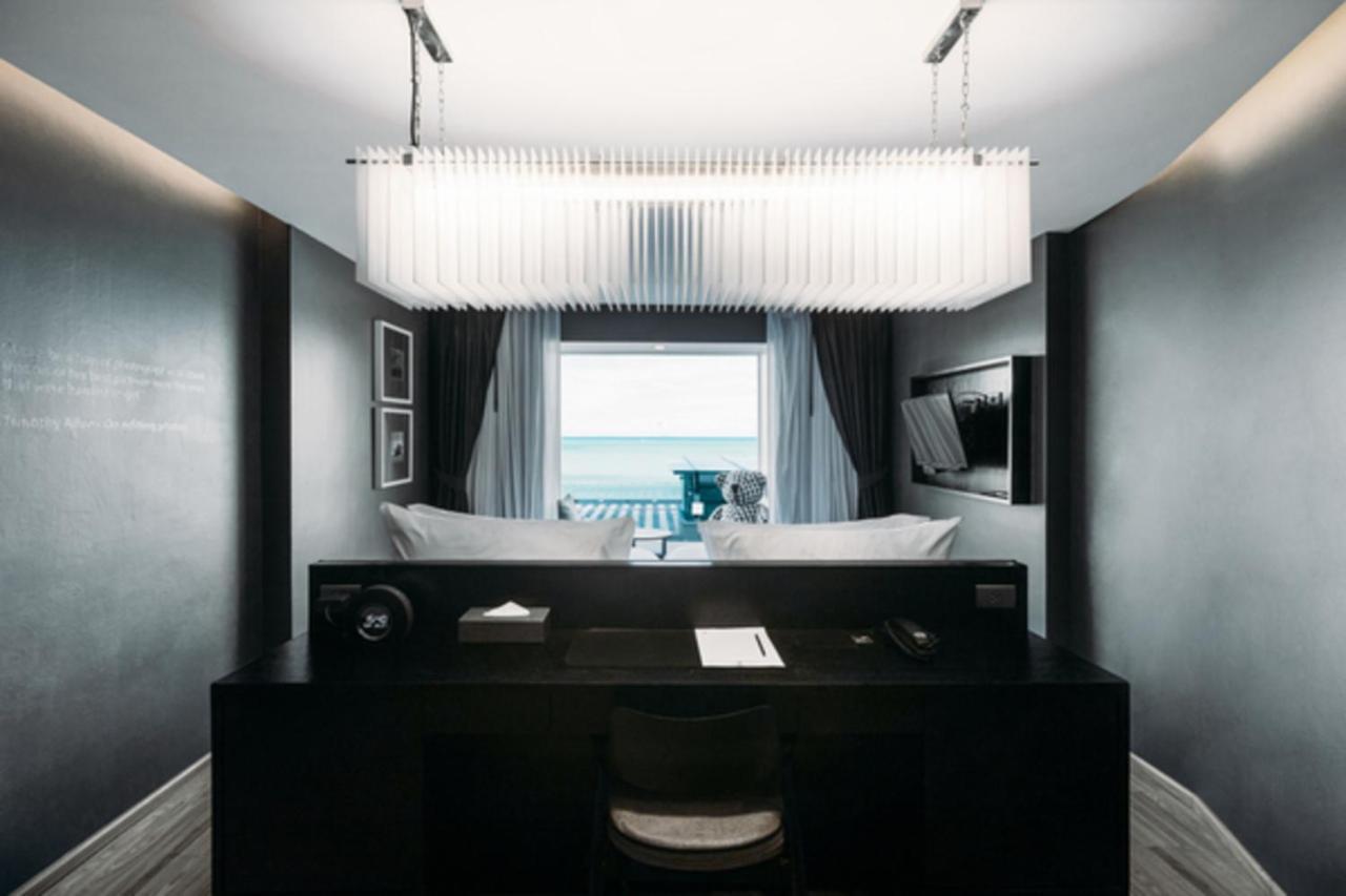 Ocean Hall Twin Bed with bathtub