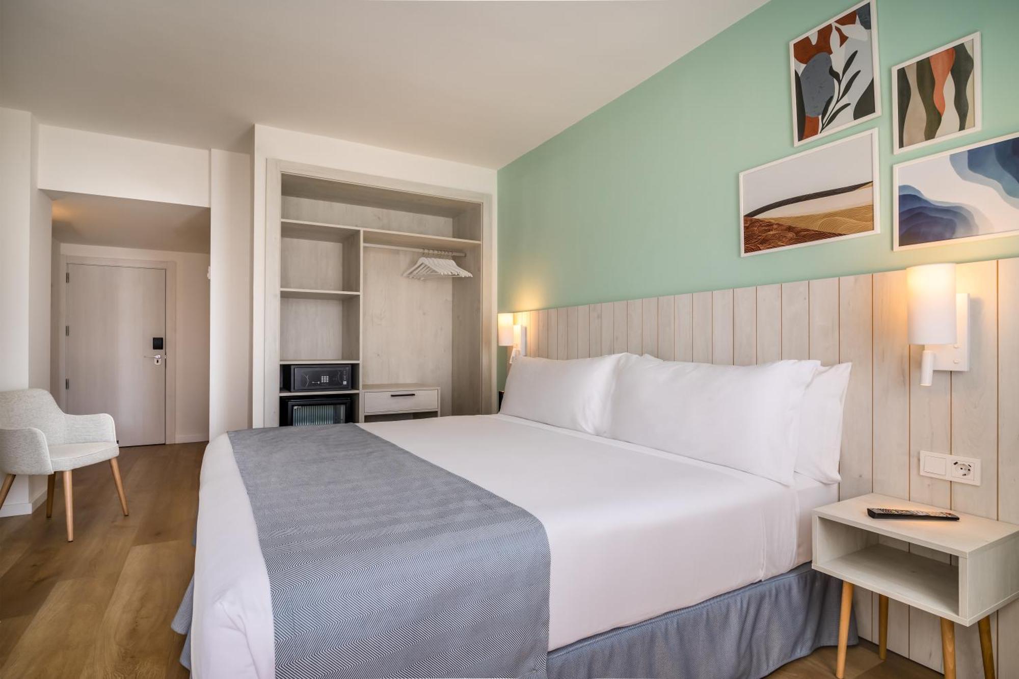Hébergement Supérieur - Vue Latérale sur Mer (2 Adultes + 1 Enfant)