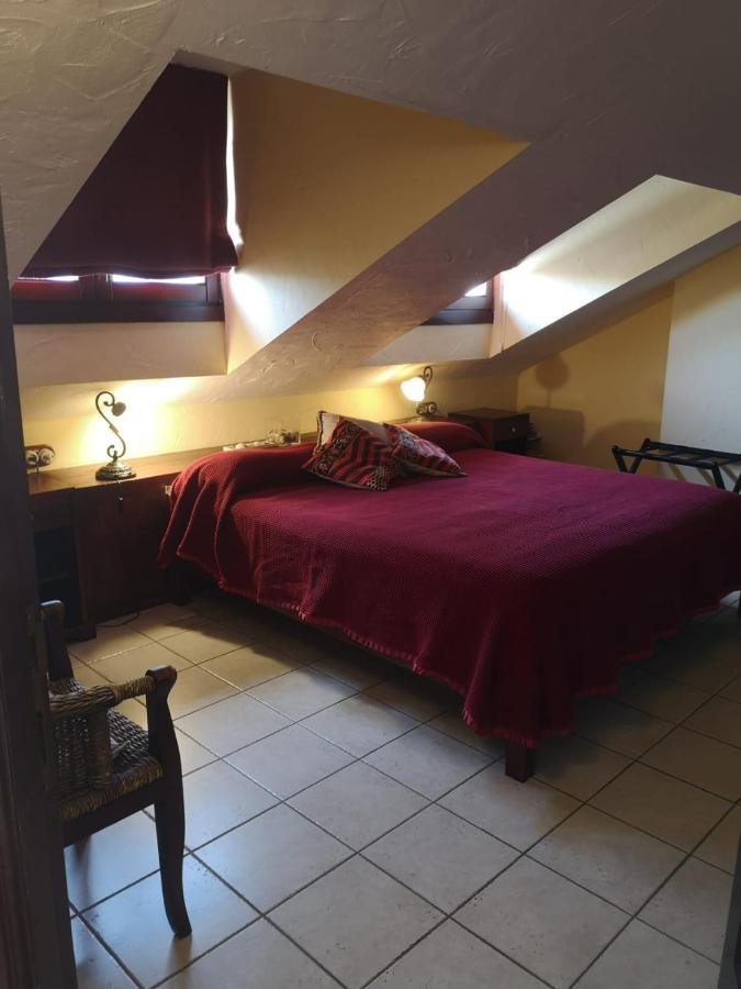 Habitación con cama extragrande.