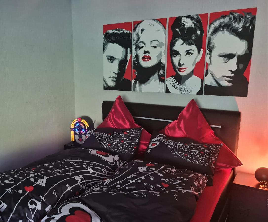 Zimmer mit Kingsize-Bett und Bergblick