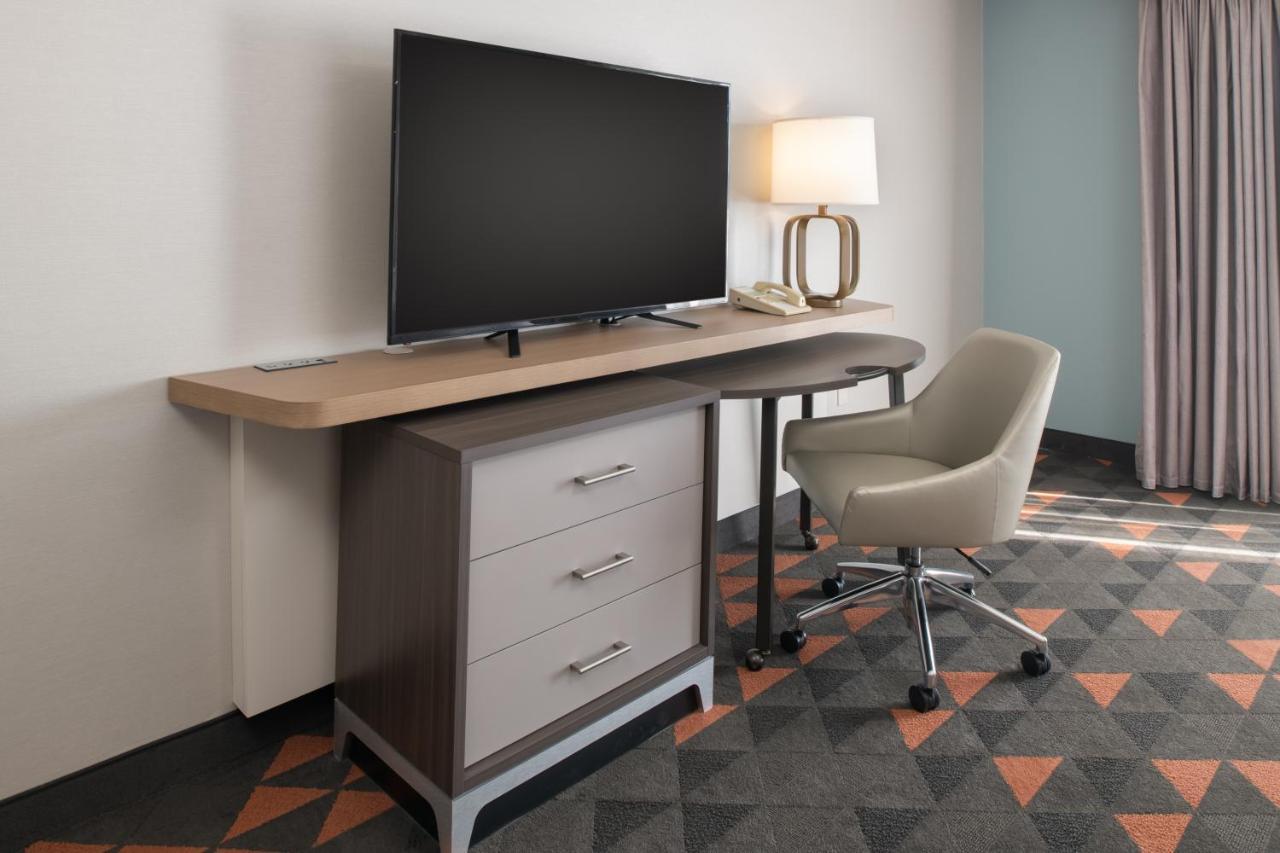 One-Bedroom Queen Suite