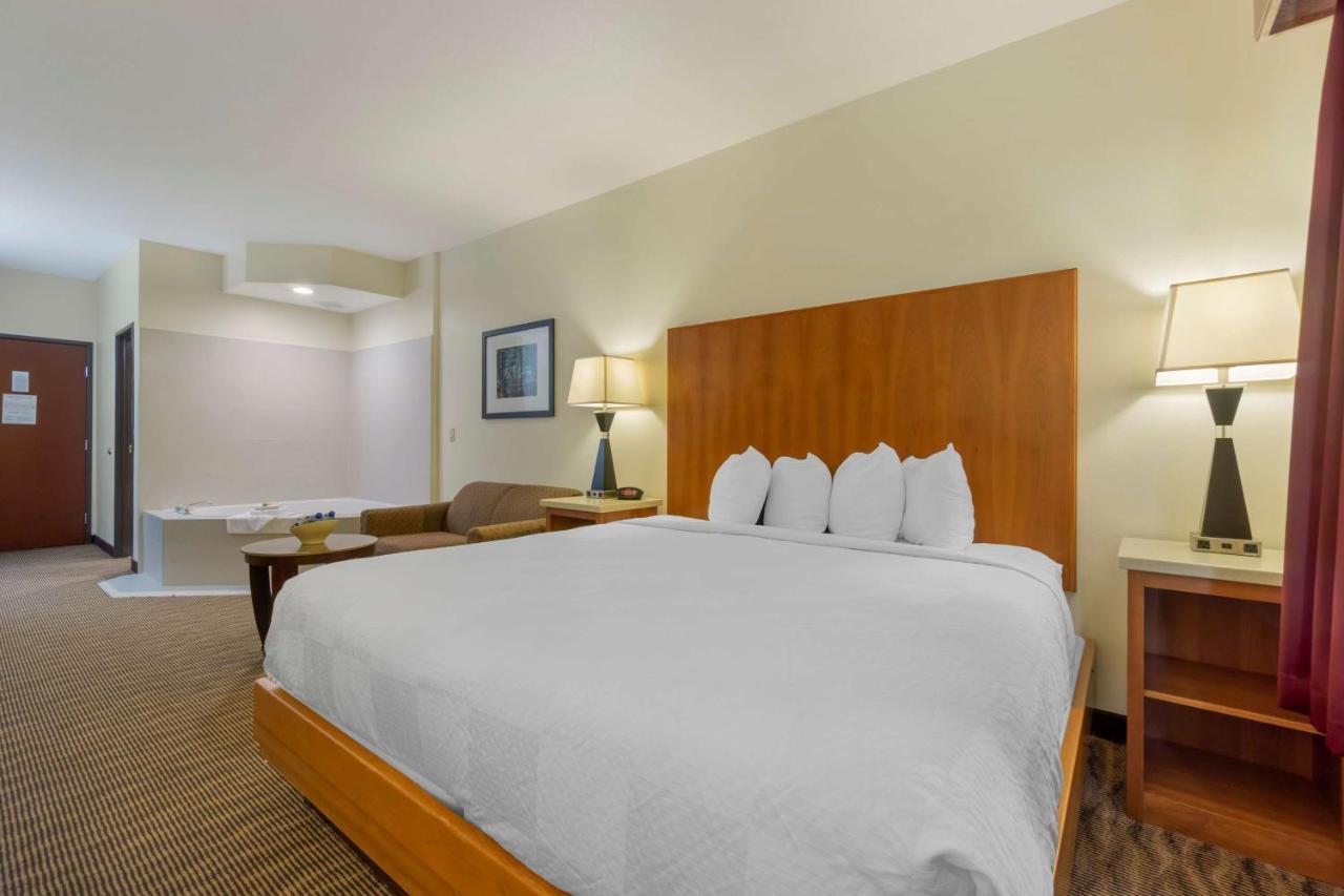 Zimmer mit Kingsize-Bett und Whirlpool